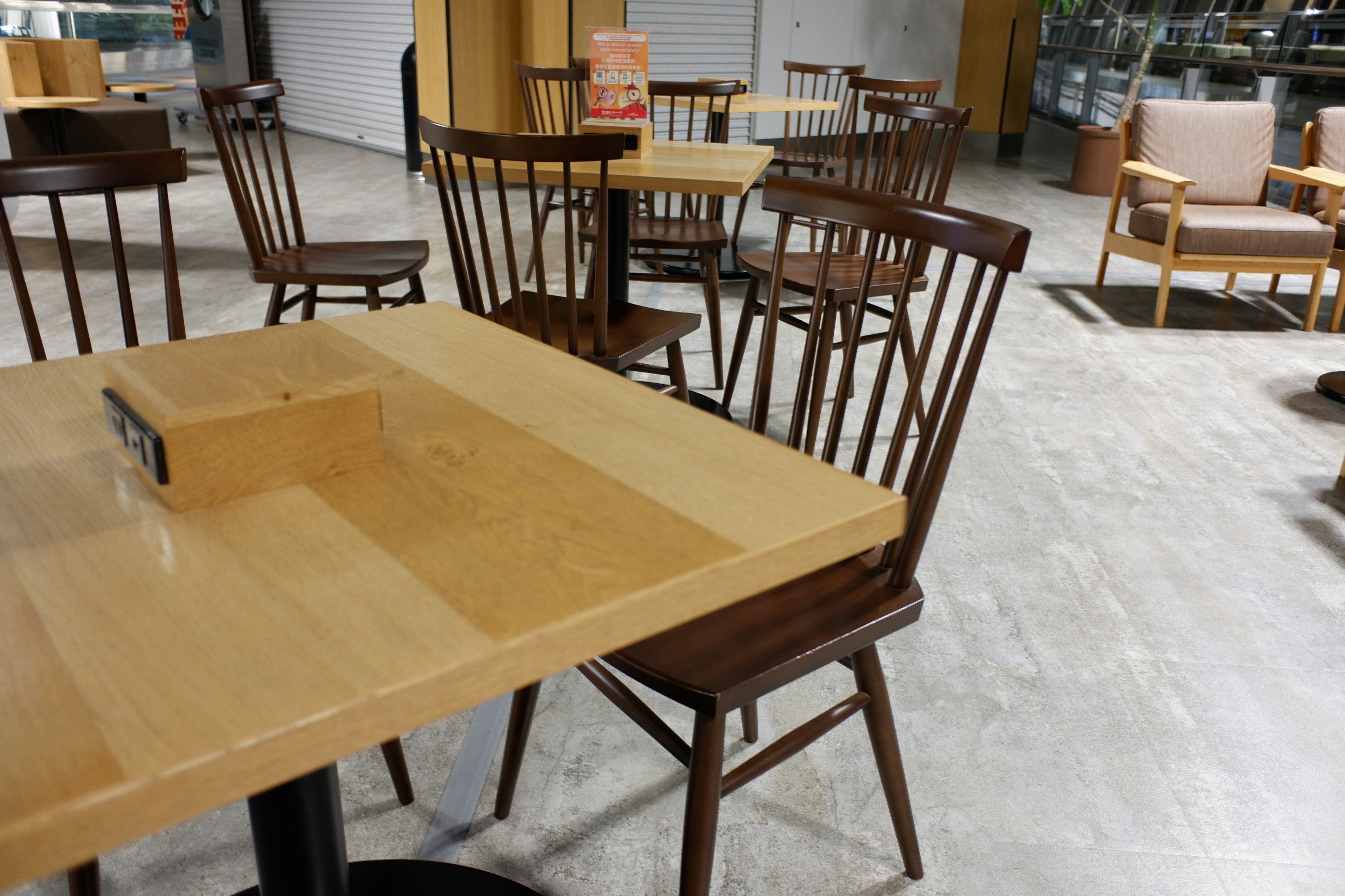 Intérieur d'un café avec des tables et chaises en bois