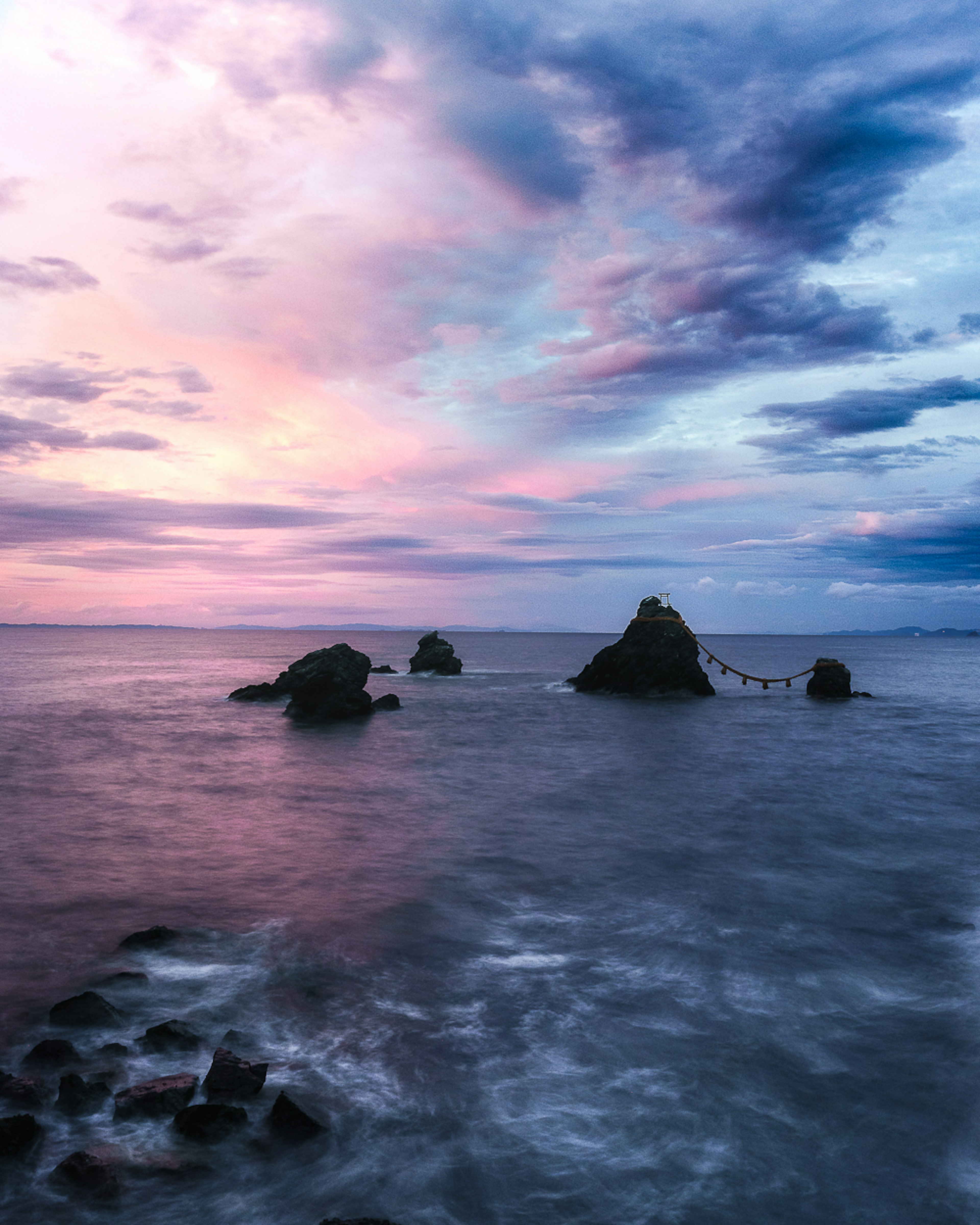 Paisaje marino con rocas y un cielo al atardecer