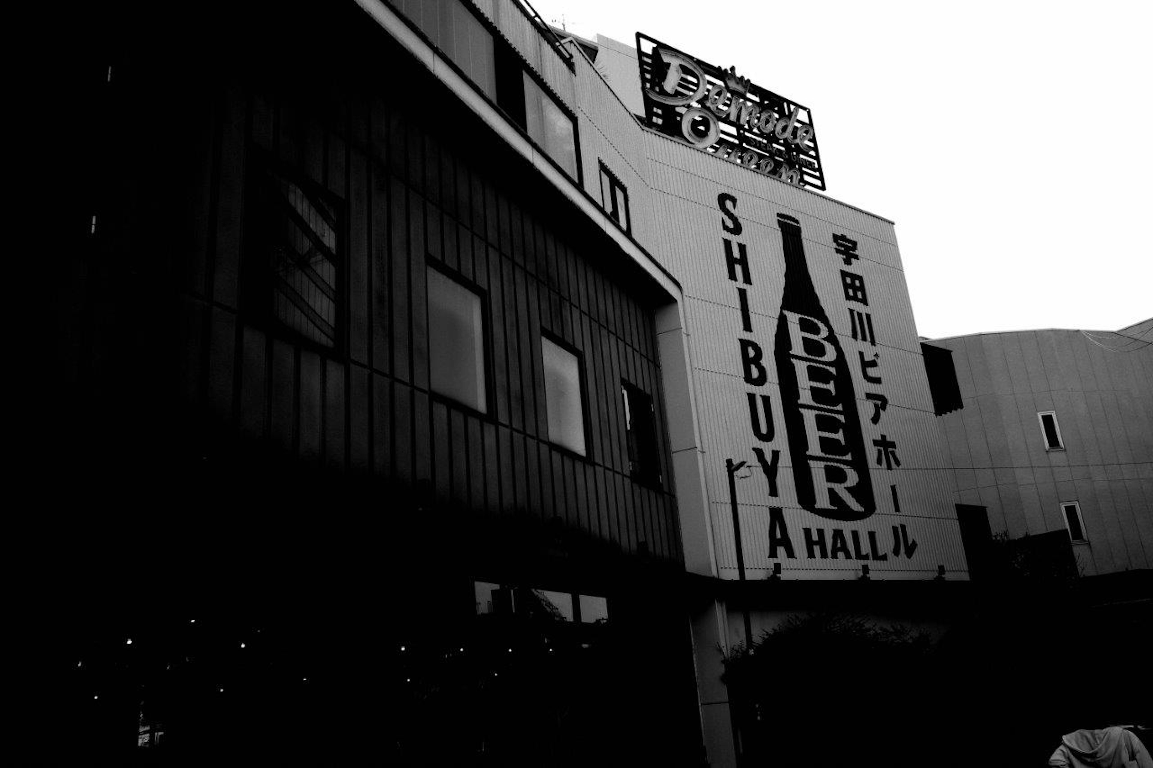 Photo en noir et blanc d'une brasserie à Shibuya