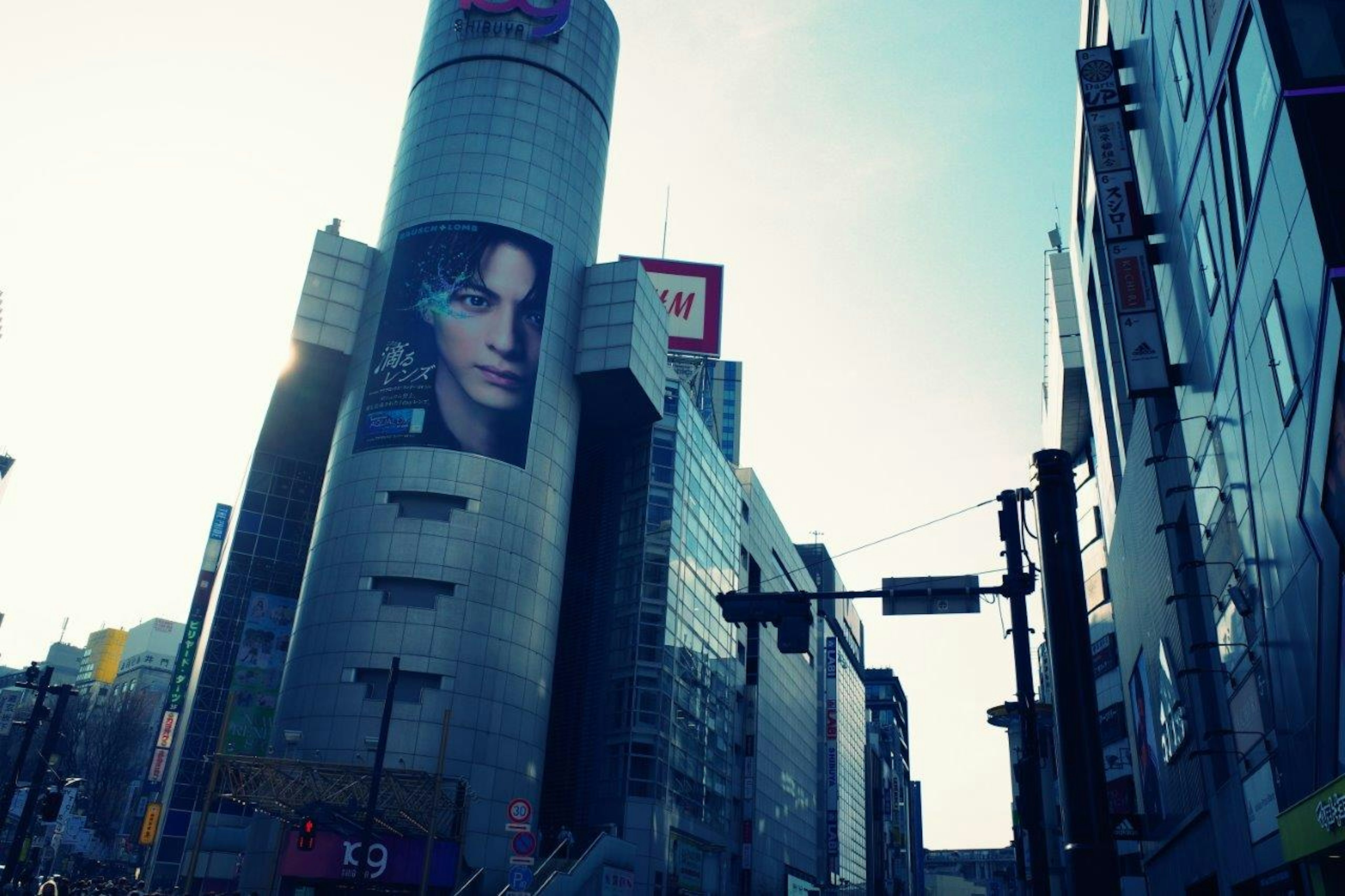 渋谷の街並みにある大型ビルに映る女性の顔の広告