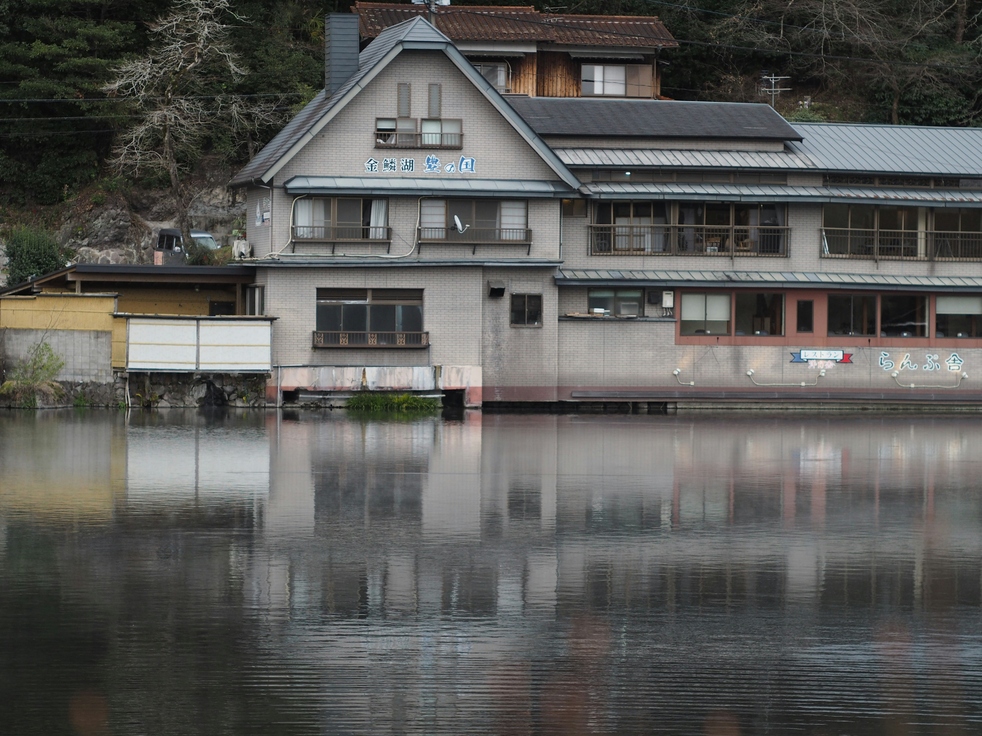 平静湖边一栋老建筑的倒影