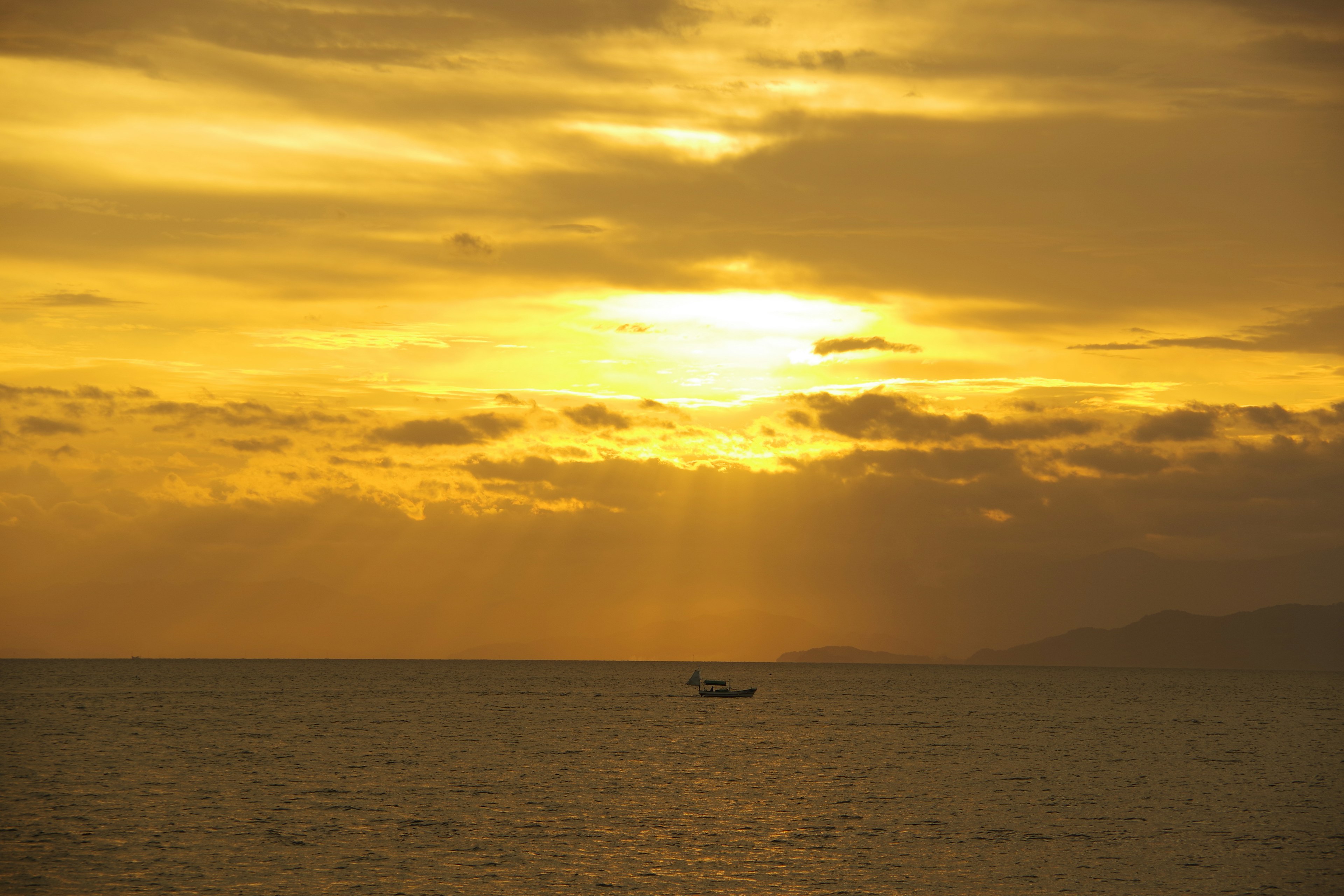 夕日が海に沈む美しい風景 船が遠くに見える