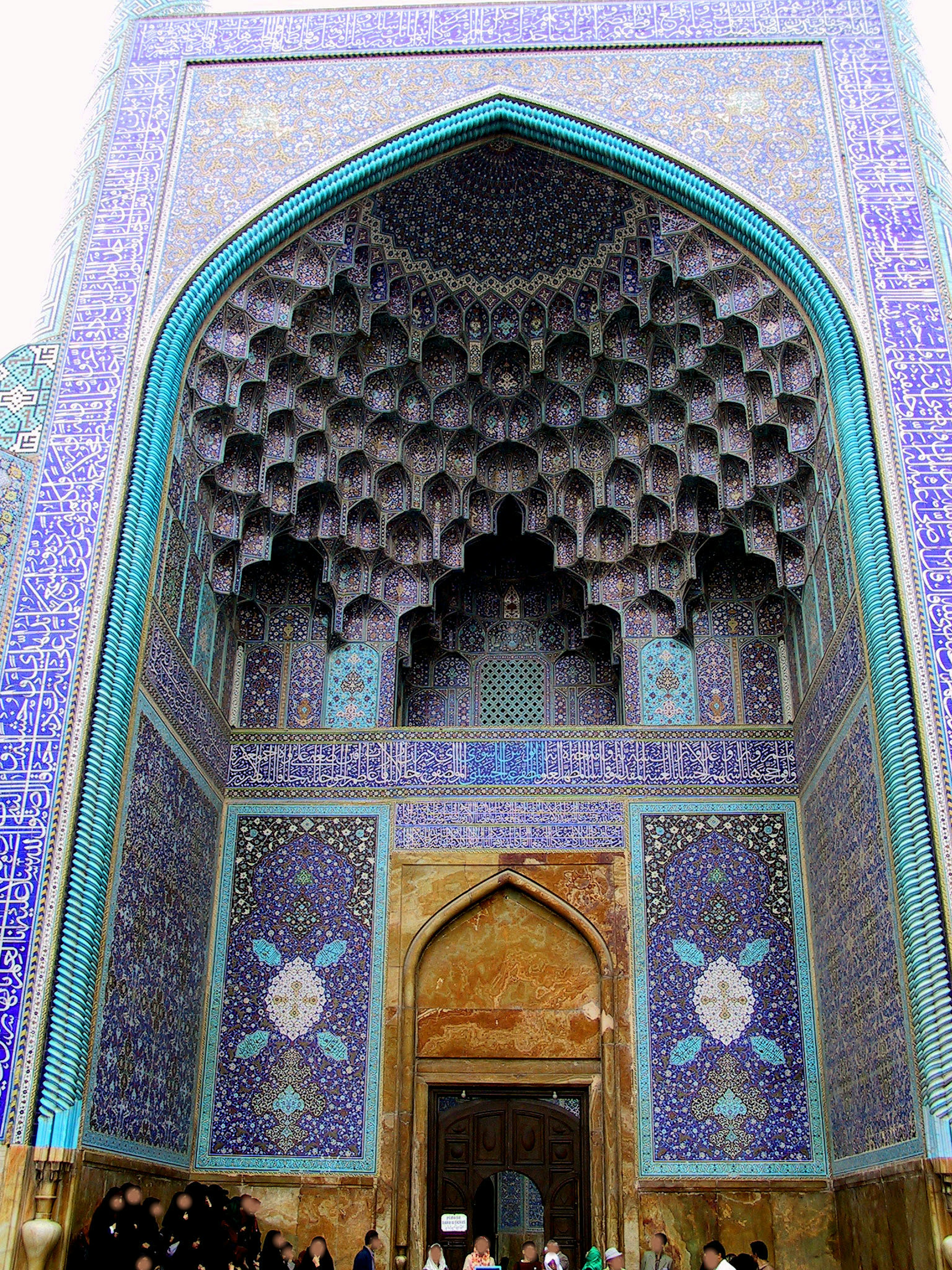 Hermosa entrada adornada con azulejos azules y patrones geométricos en el techo