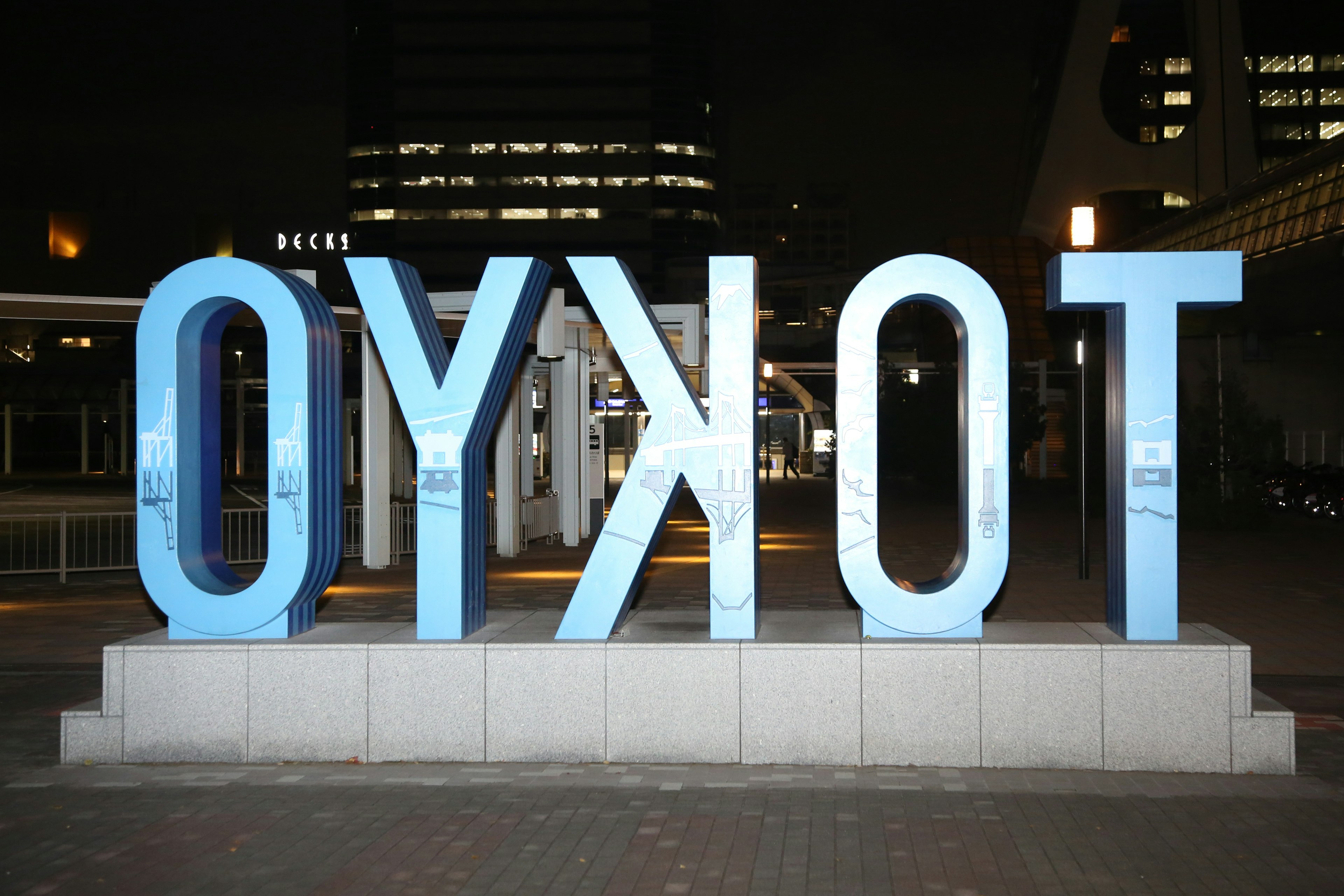 Letras azules iluminadas que dicen Tokio de noche