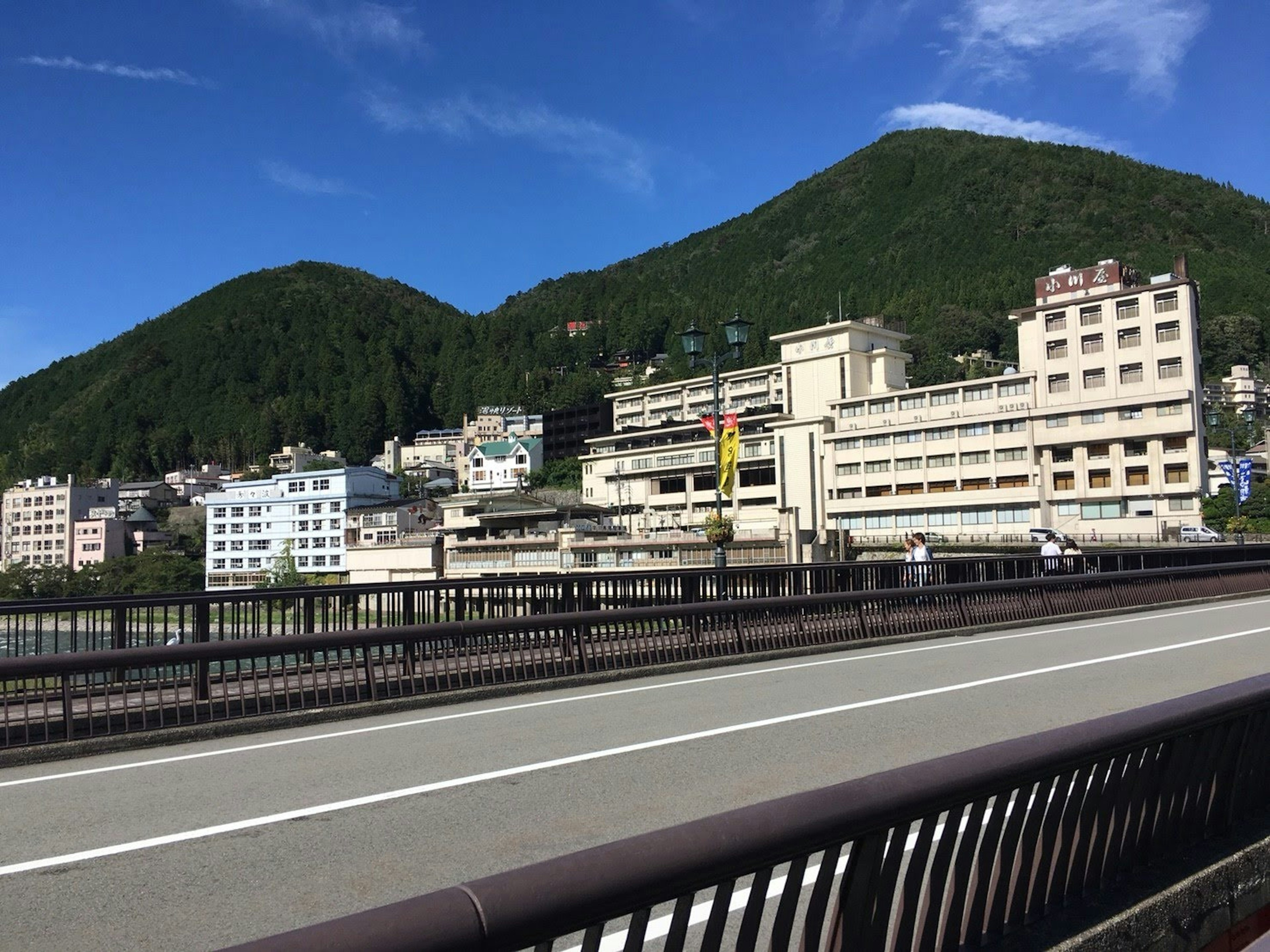 橋的風景，後面有建築和山