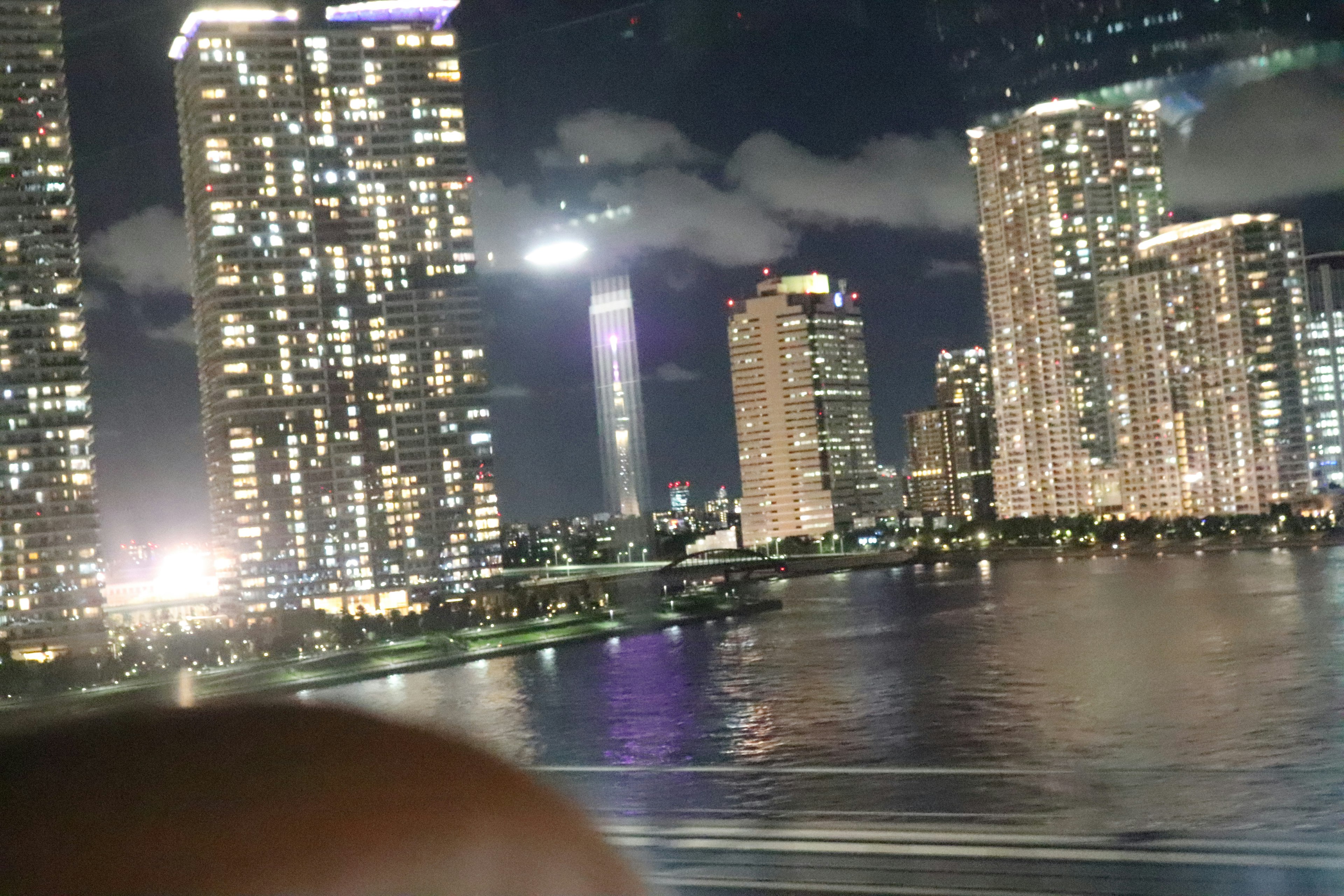 Vista nocturna de rascacielos con reflejos en el agua