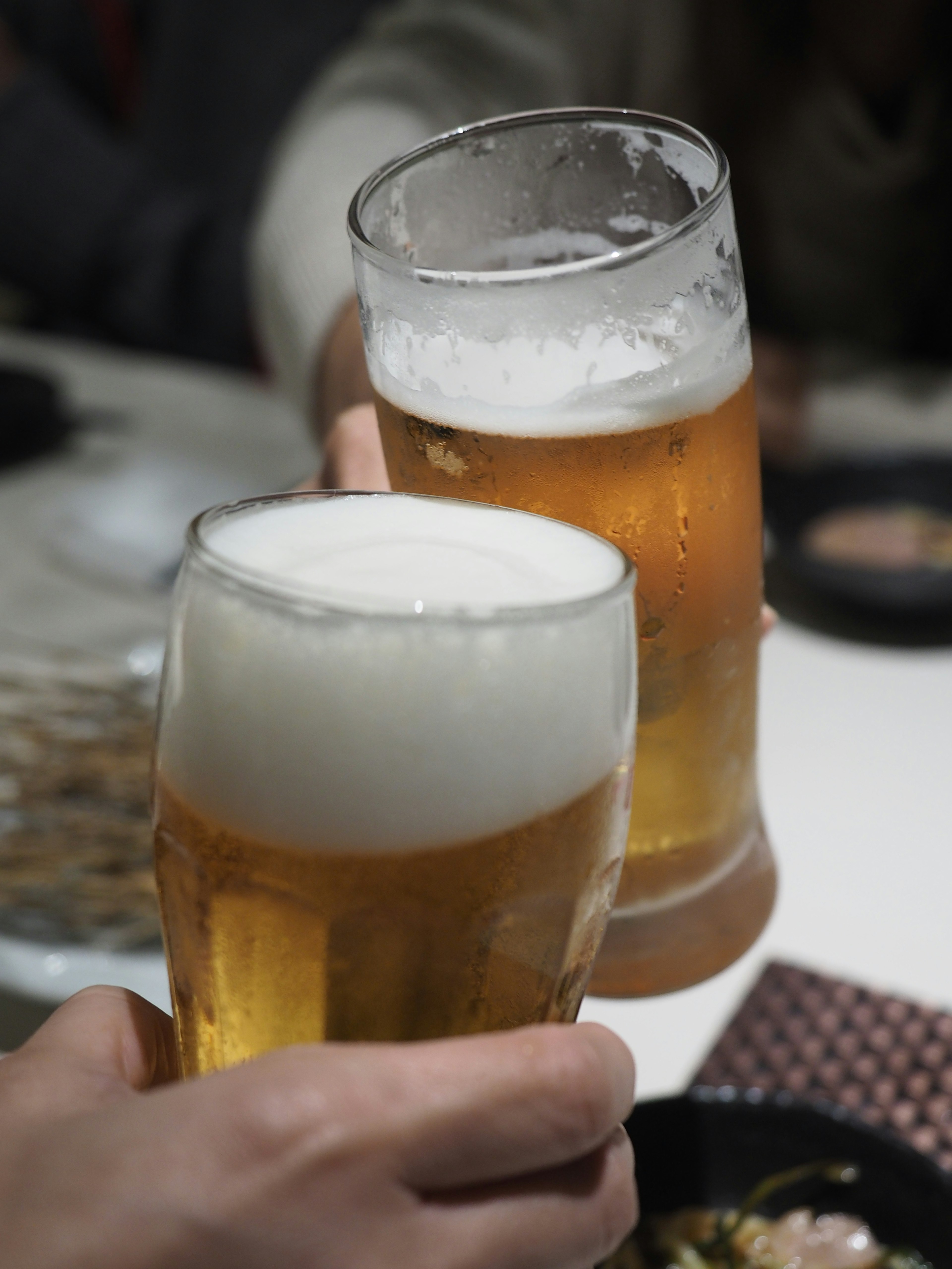 Dos vasos de cerveza chocando en celebración