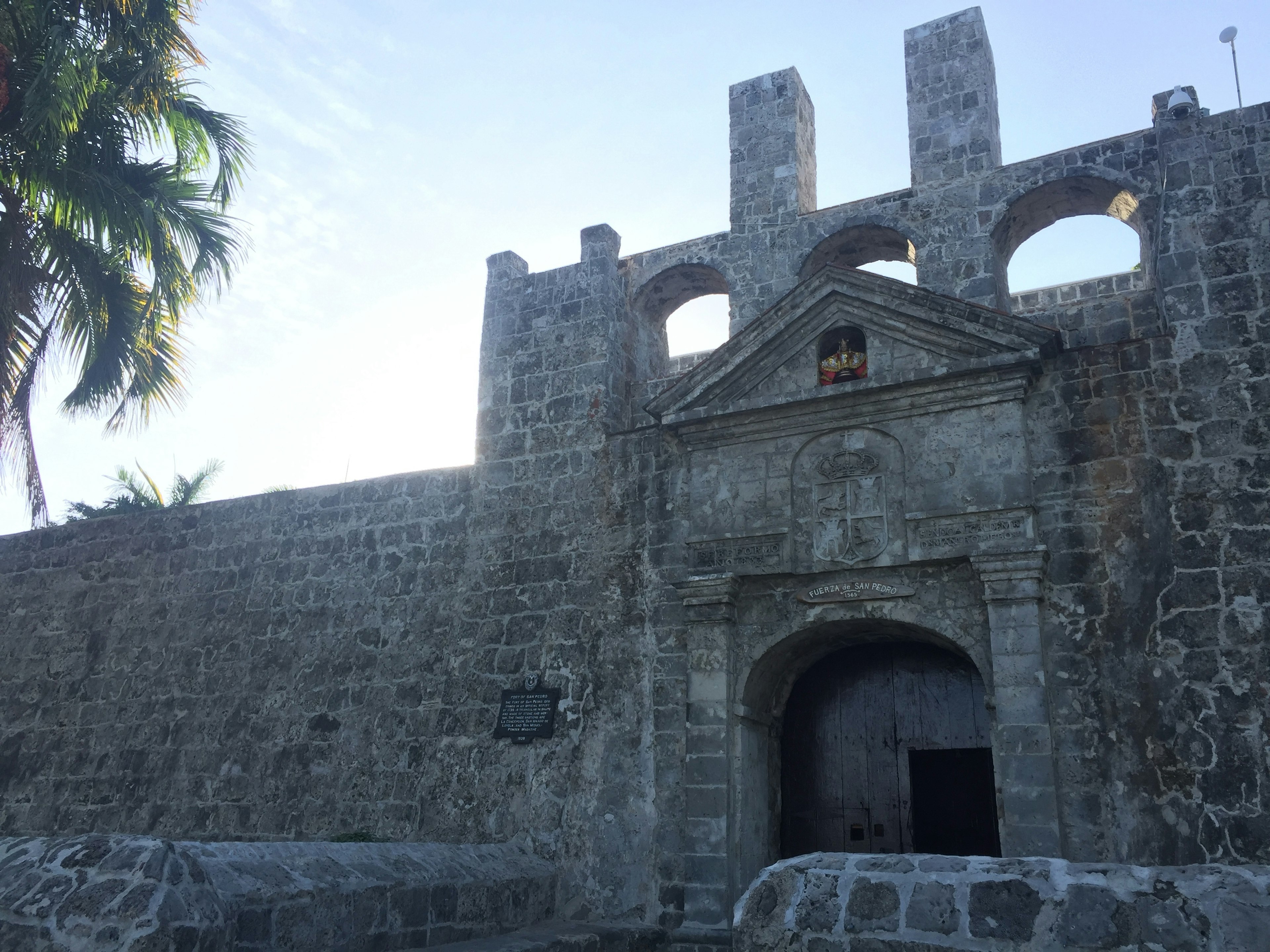 Exterior de una fortaleza de piedra histórica con entrada en arco