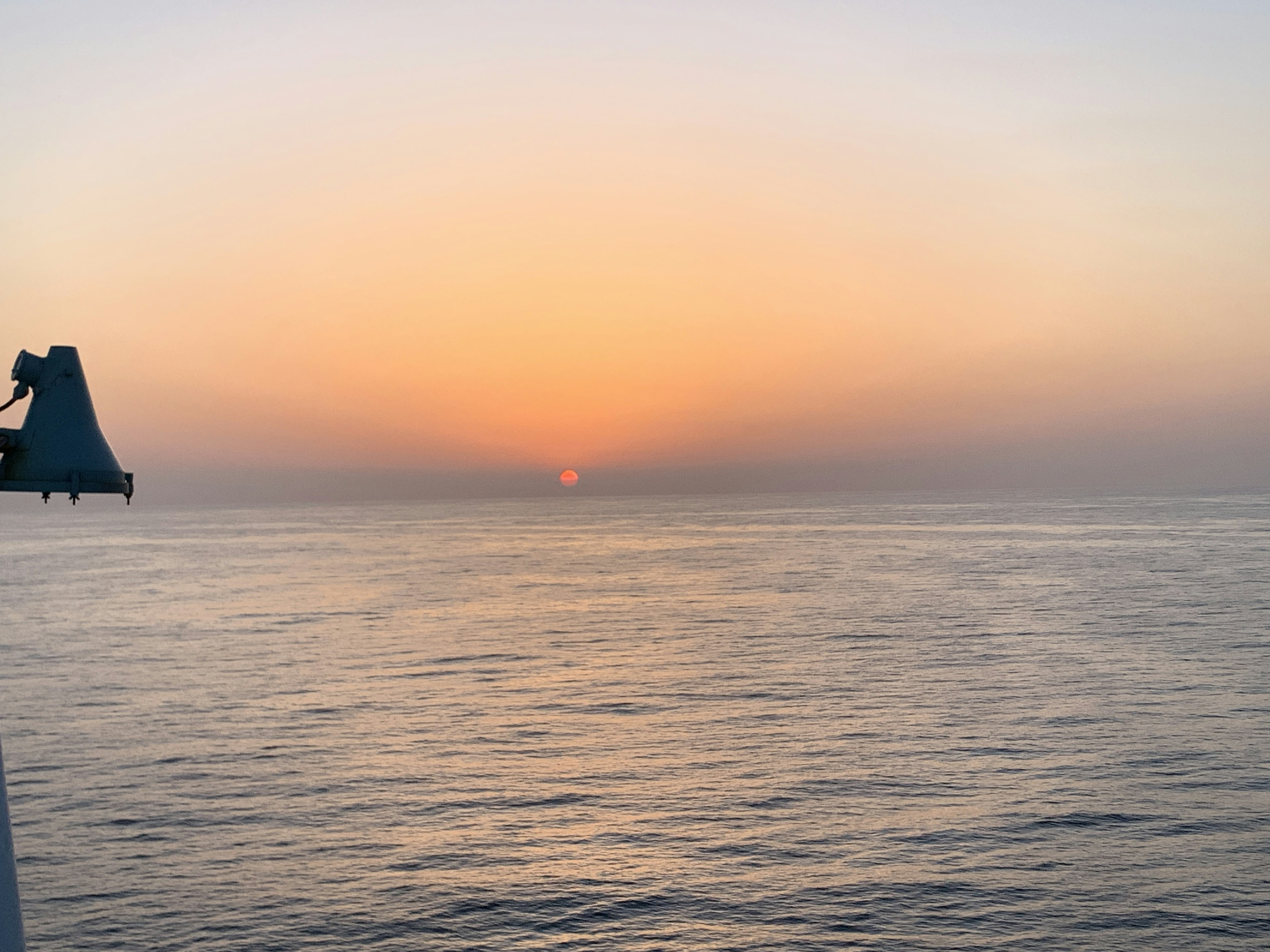 Schöner Sonnenuntergang über ruhigen Ozeanwässern