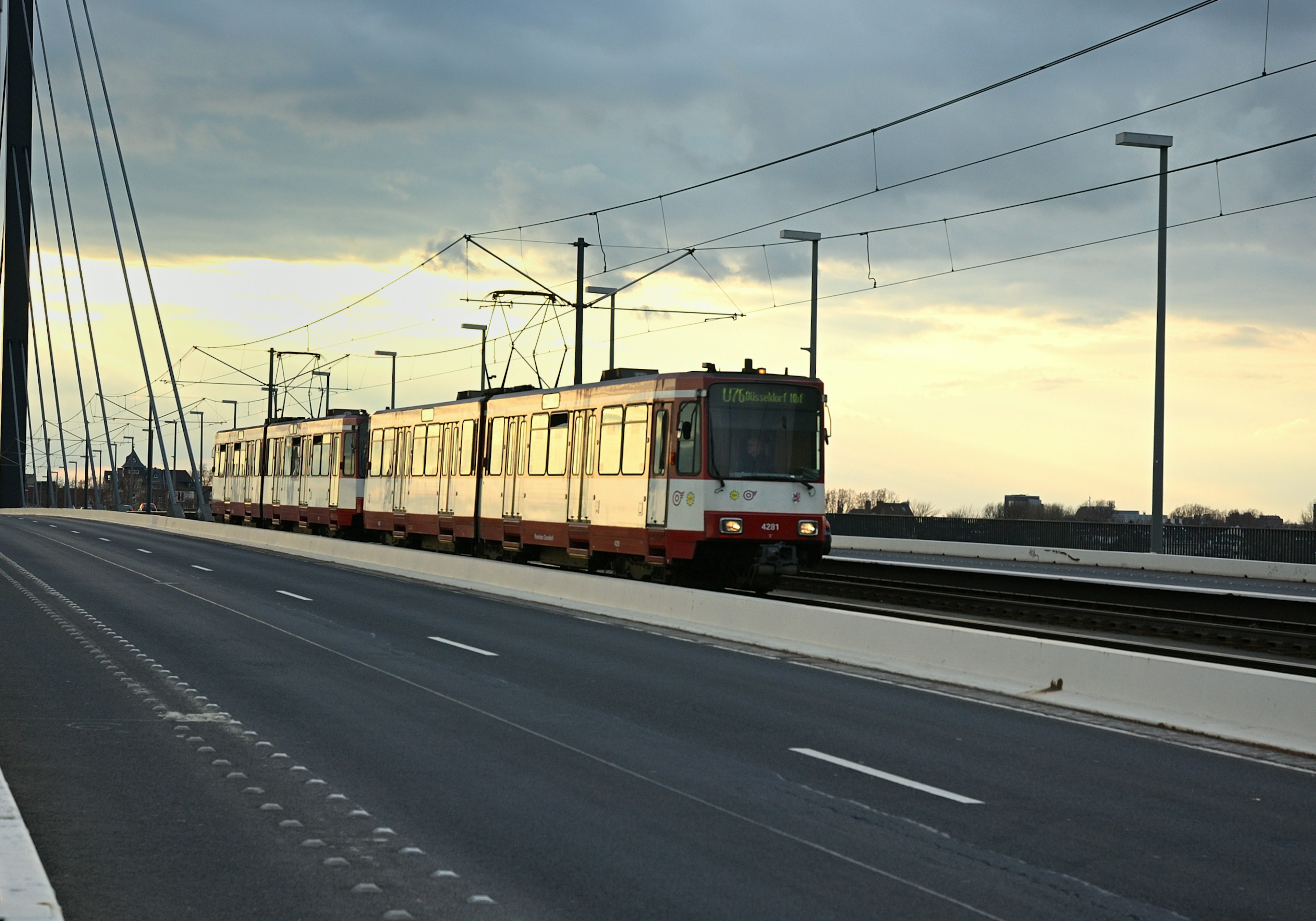 Treno che viaggia al crepuscolo con una strada tranquilla