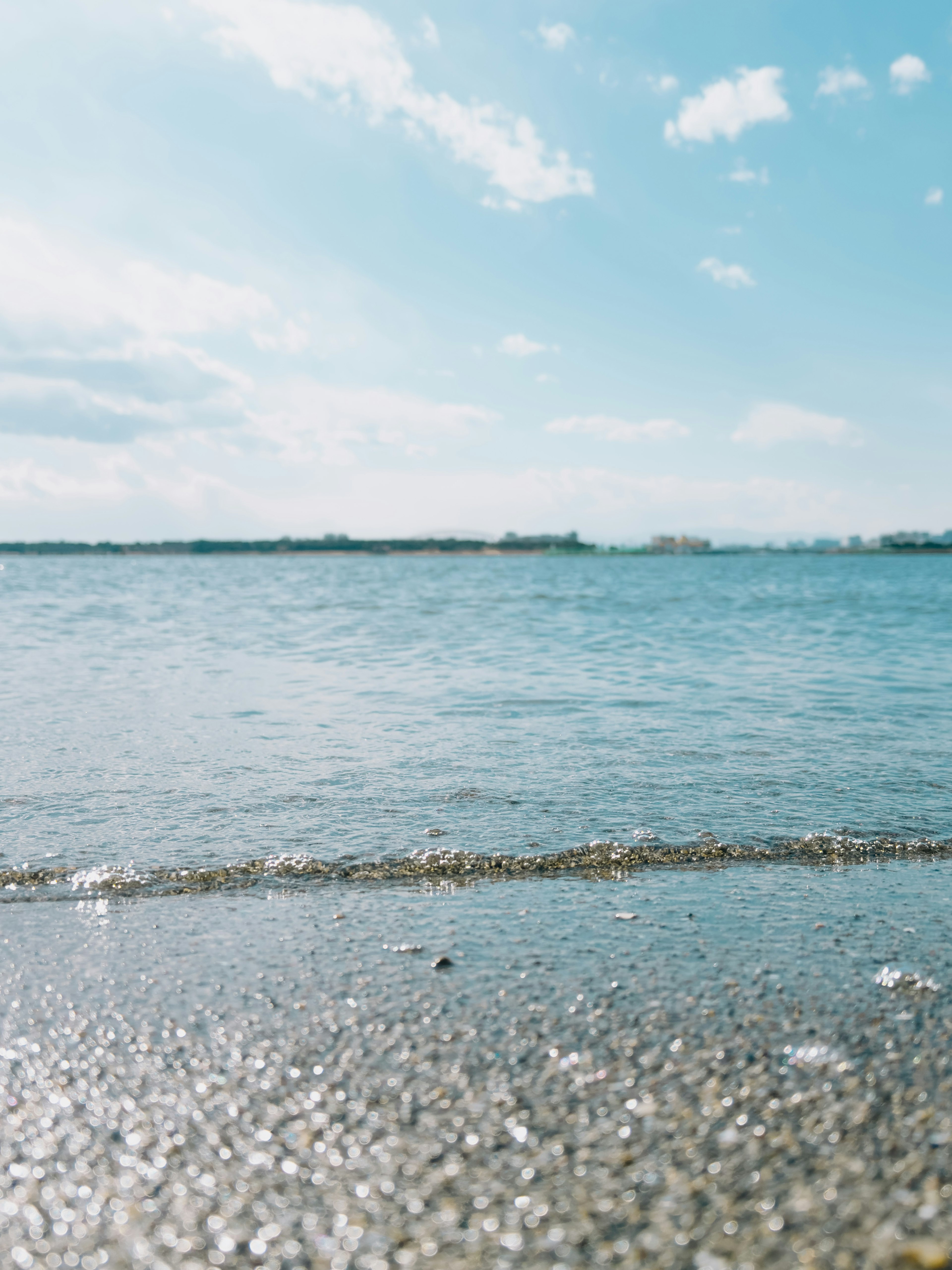 Ruhige Meereslandschaft und blauer Himmel mit sichtbarem Sandstrand