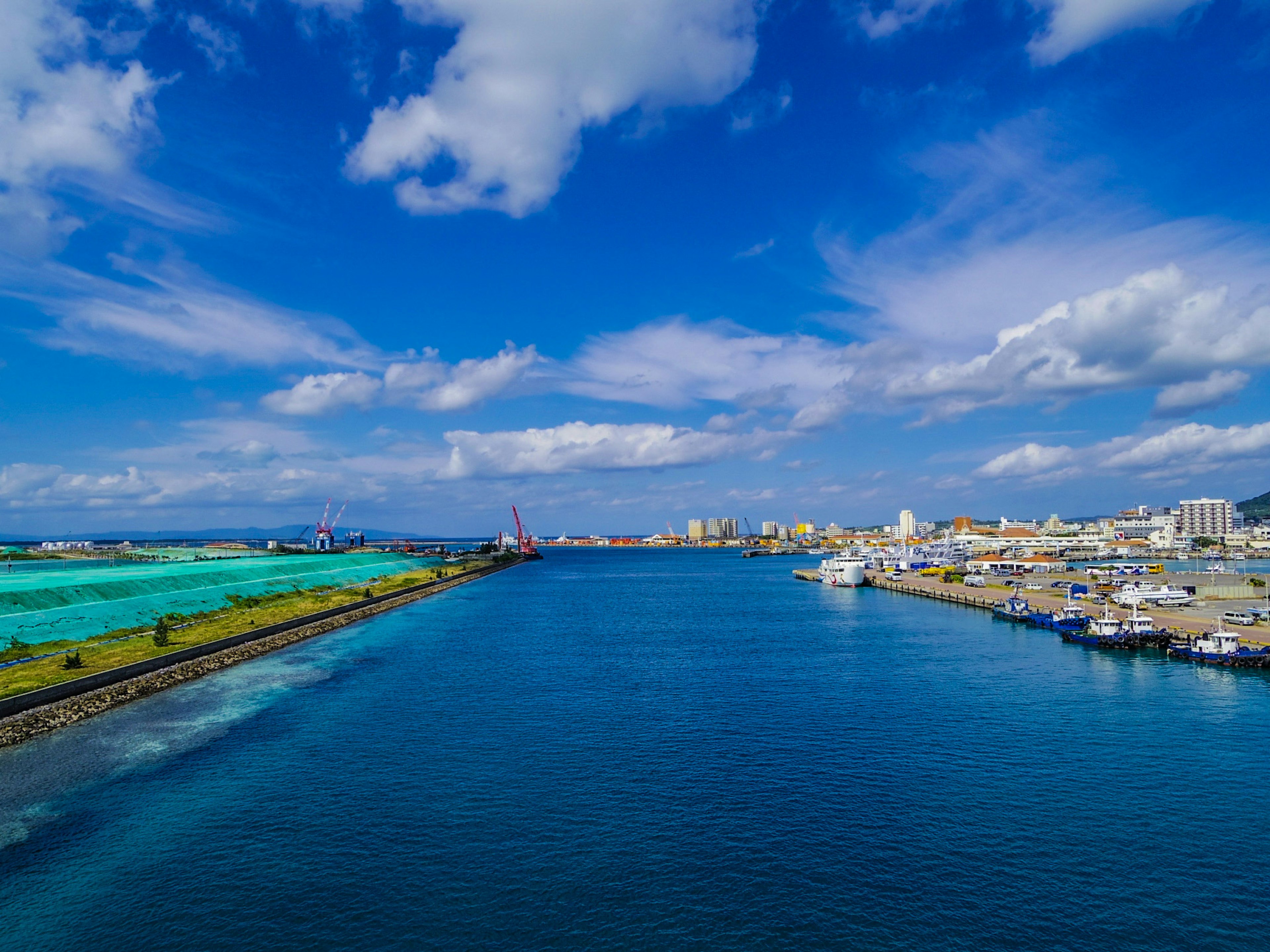 Pemandangan pelabuhan yang hidup dengan air biru dan langit cerah