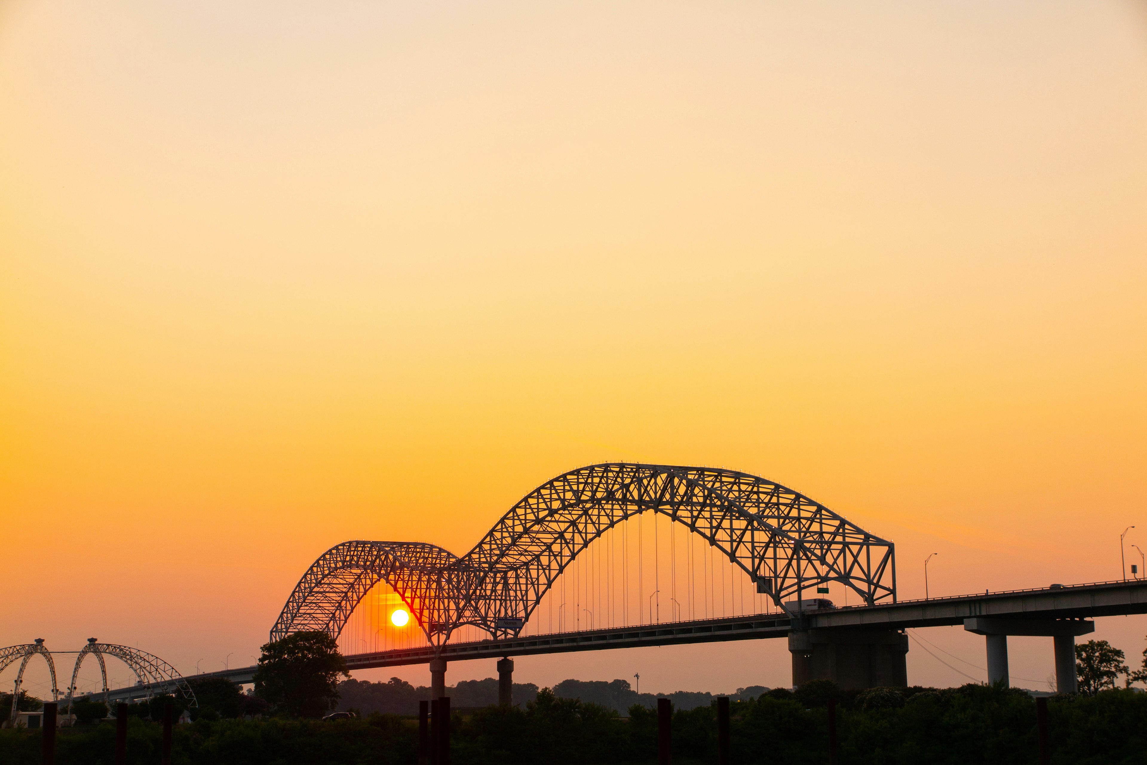 夕日が沈む中の橋のシルエット