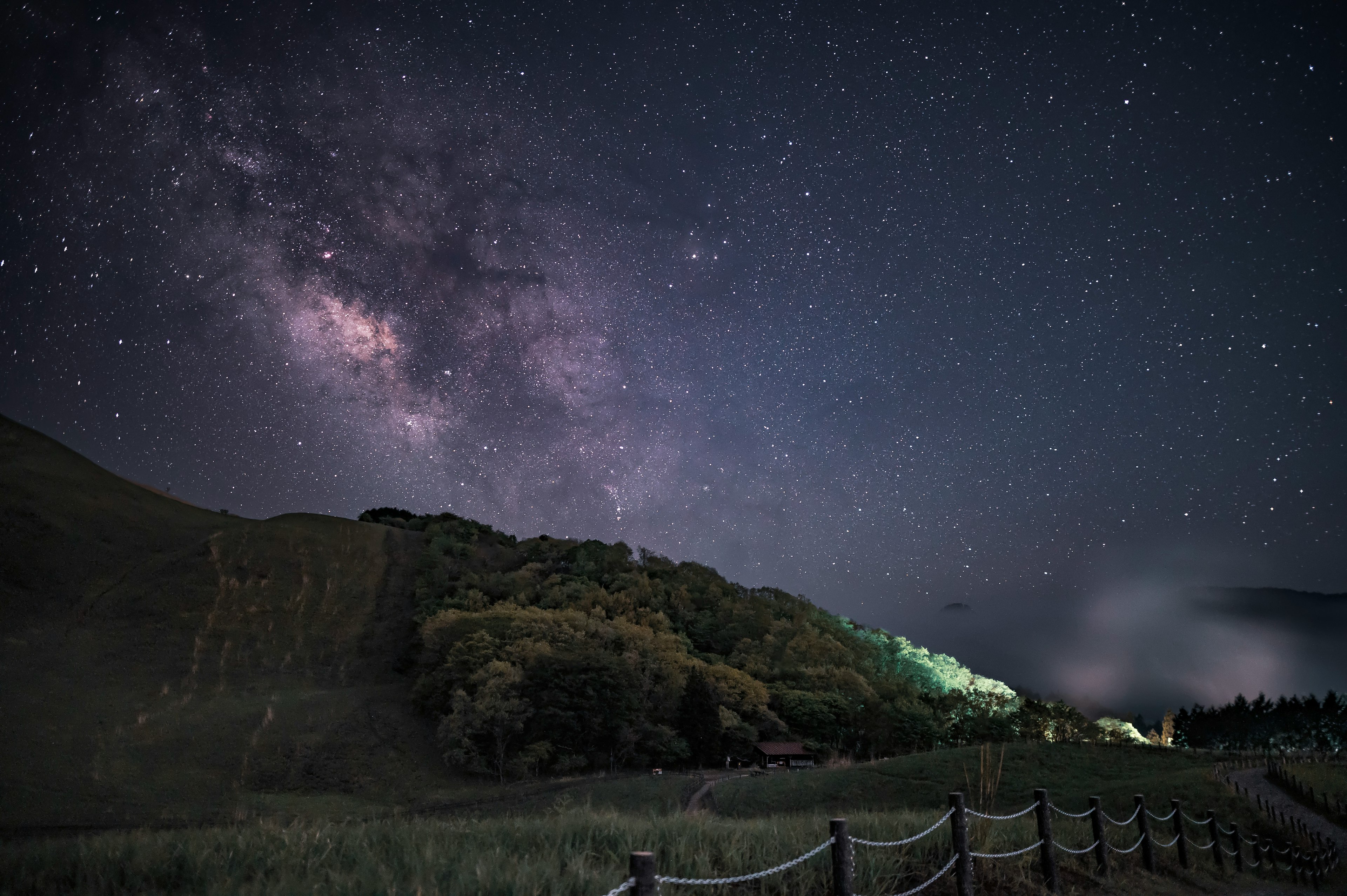 星空と銀河の景色を映した夜の風景