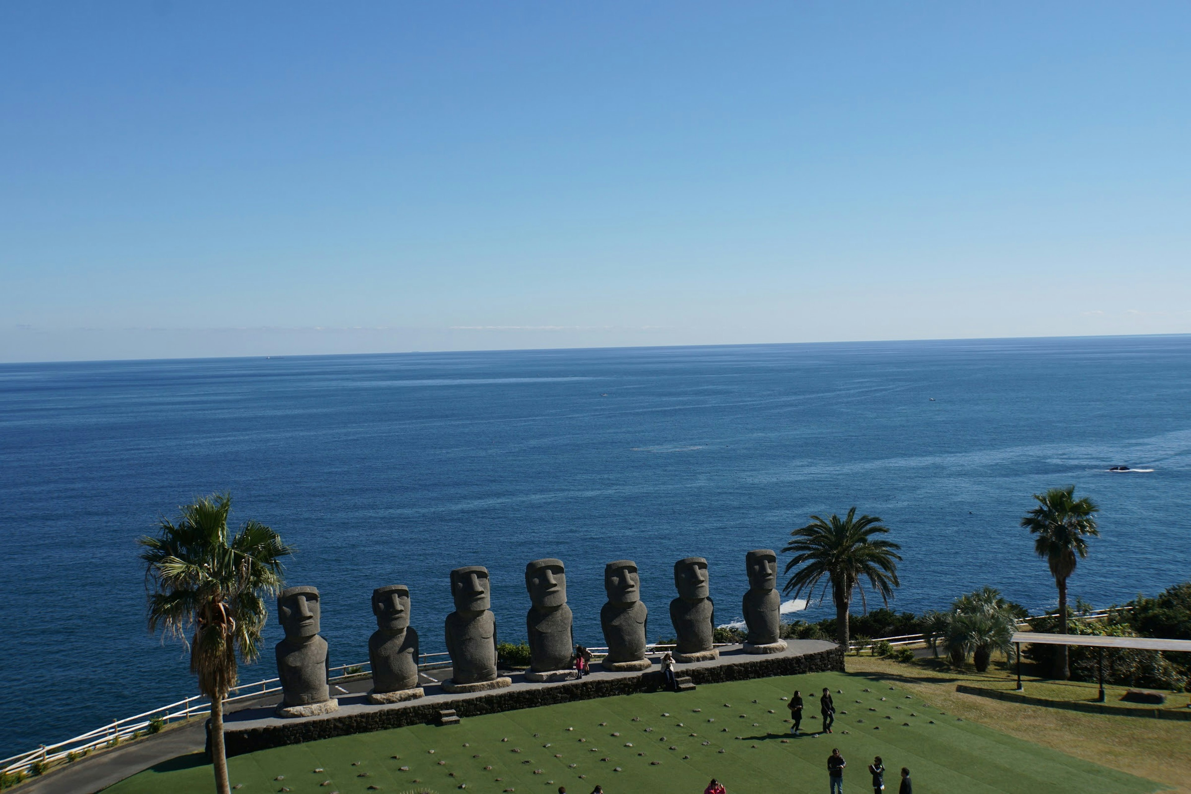 Statues Moai de l'île de Pâques avec l'océan et un ciel bleu clair