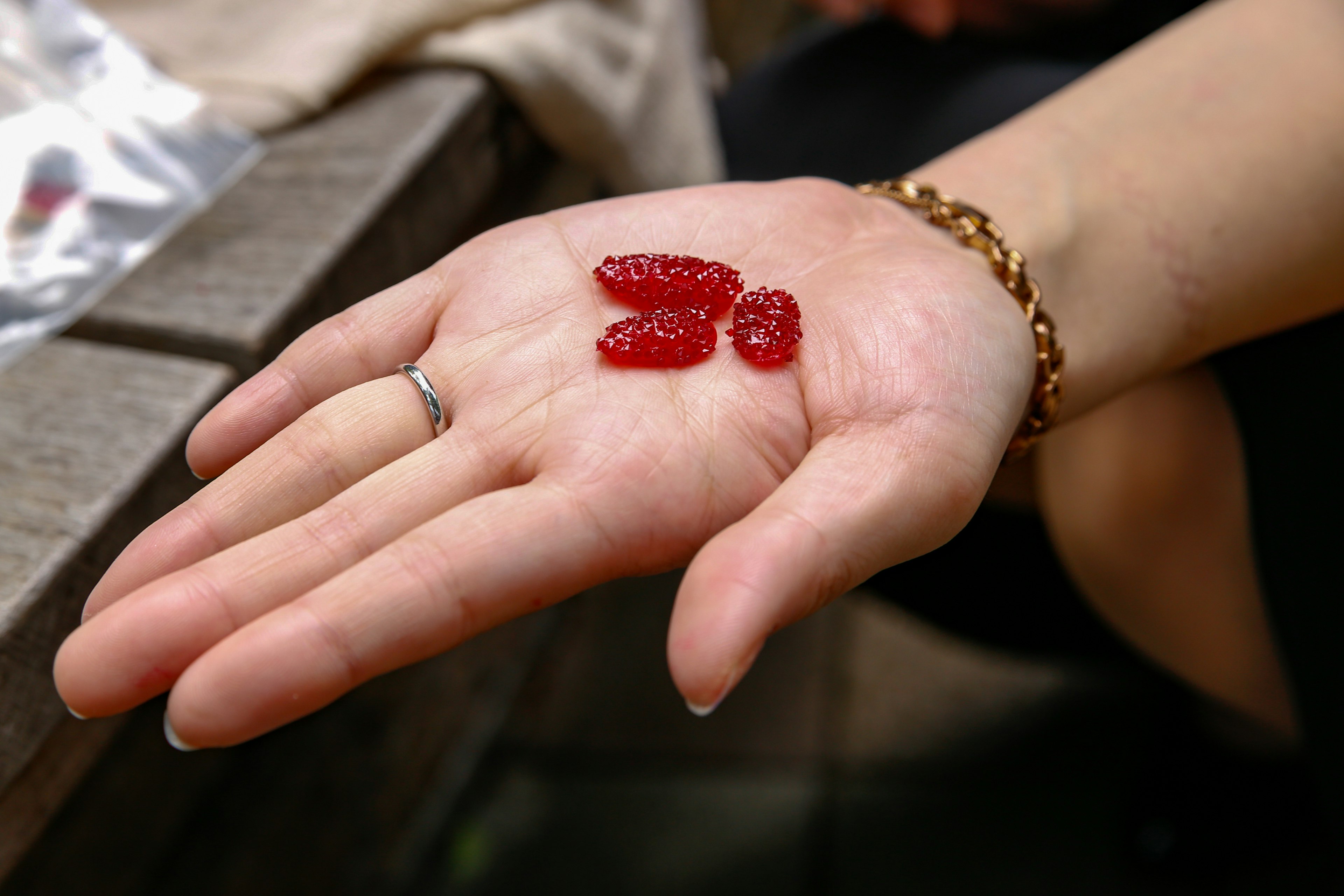 Rote Gummibärchen auf einer offenen Handfläche