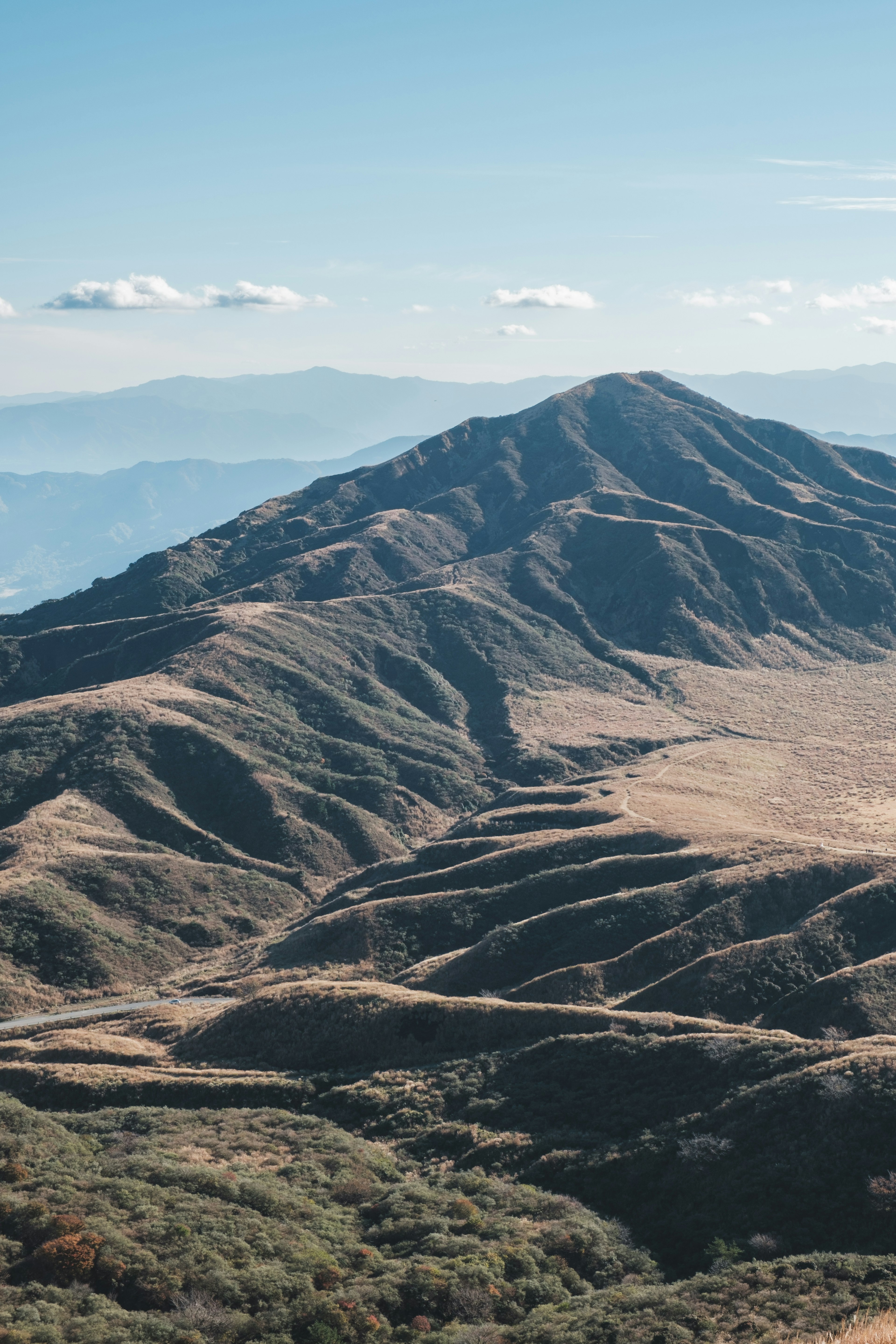 山と青空の風景 緑と茶色の山の起伏