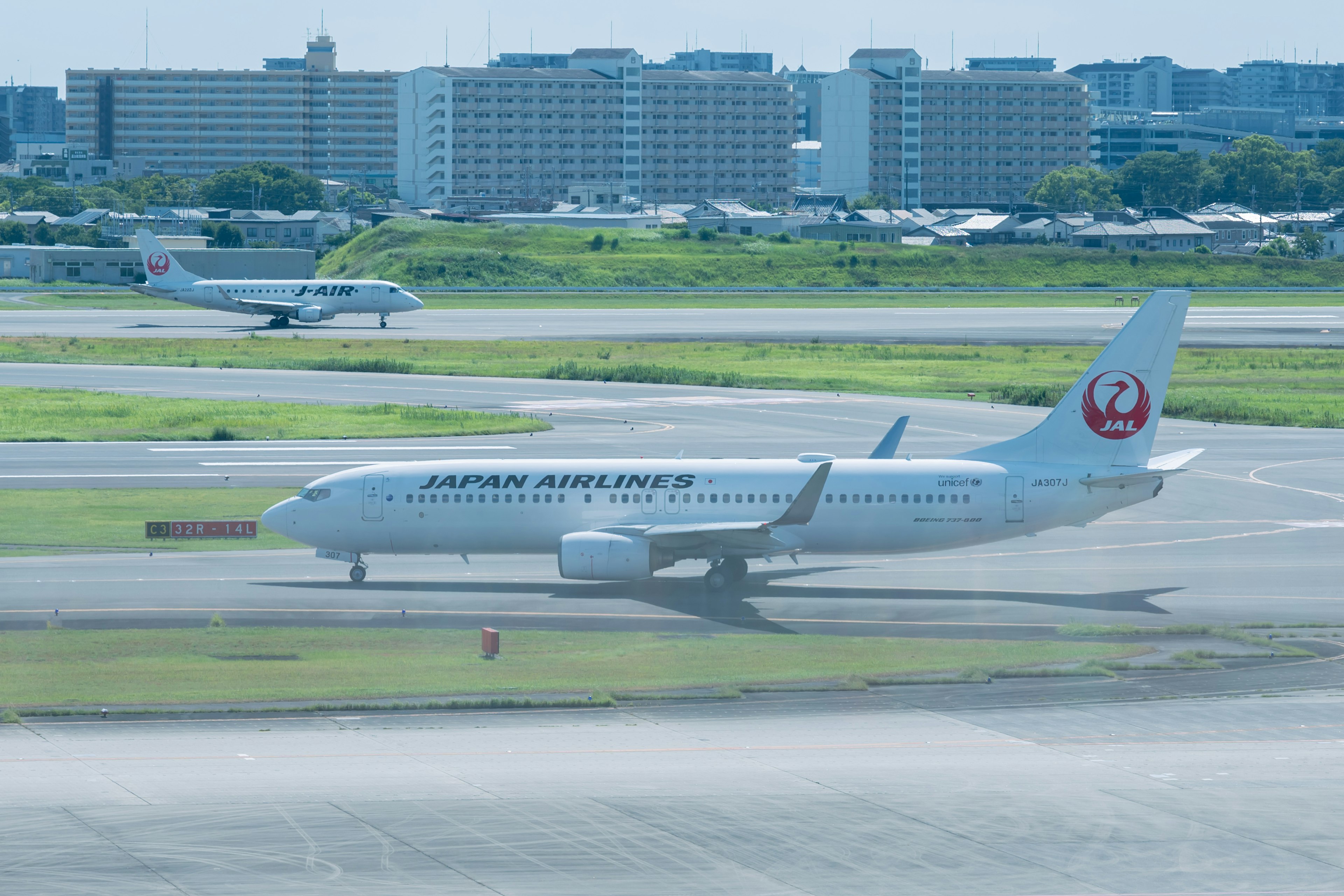 Japan Airlines Flugzeug rollt auf der Landebahn