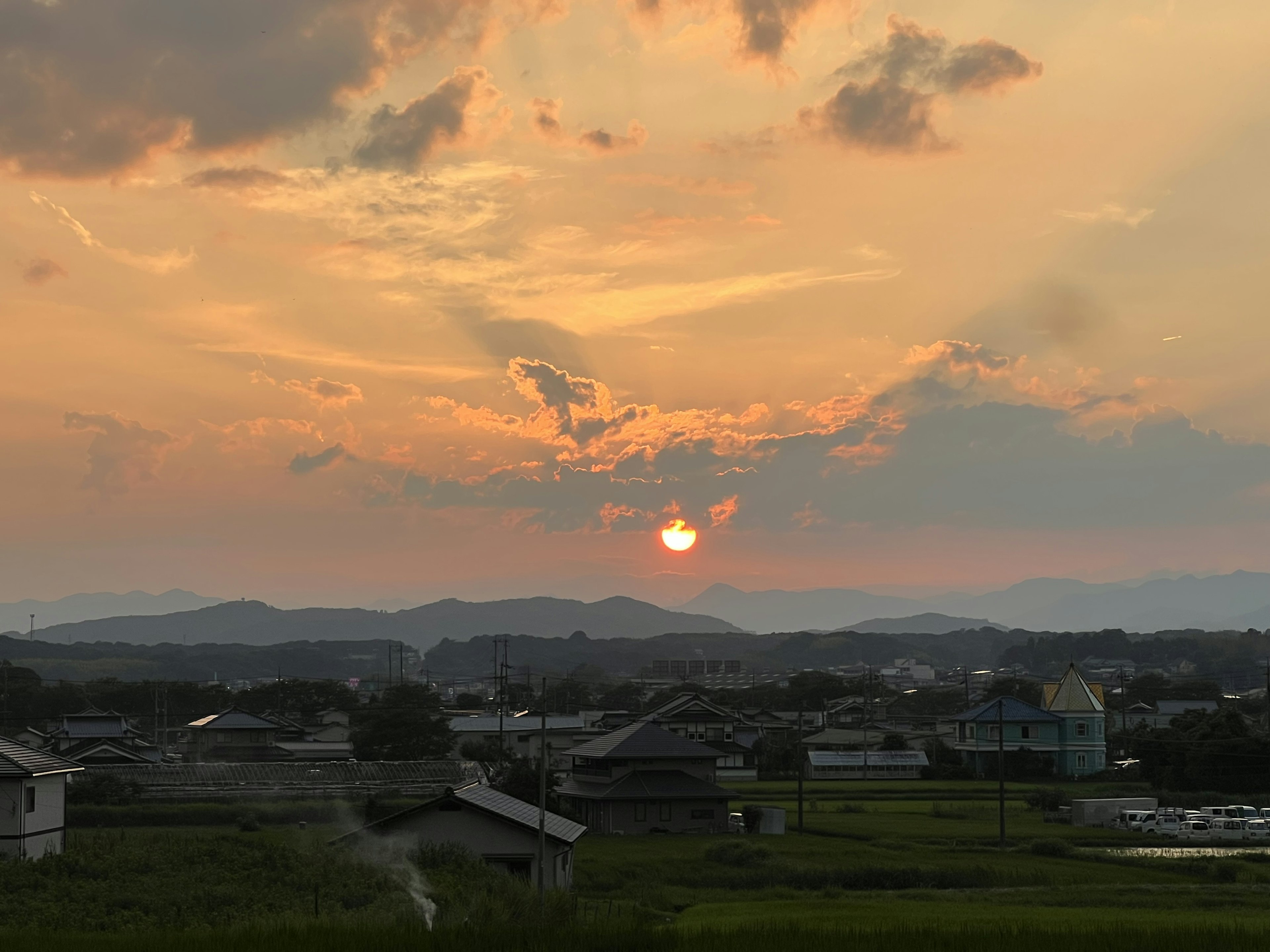 일몰 하늘과 먼 산이 있는 농촌 풍경