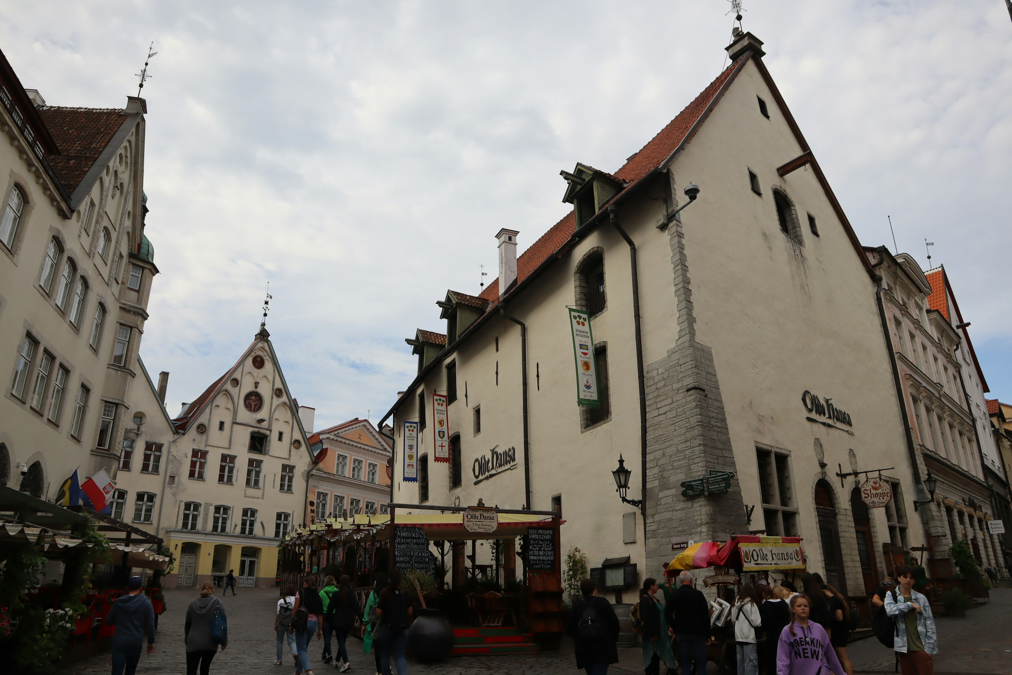 Menschen in den historischen Gebäuden der Altstadt von Tallinn