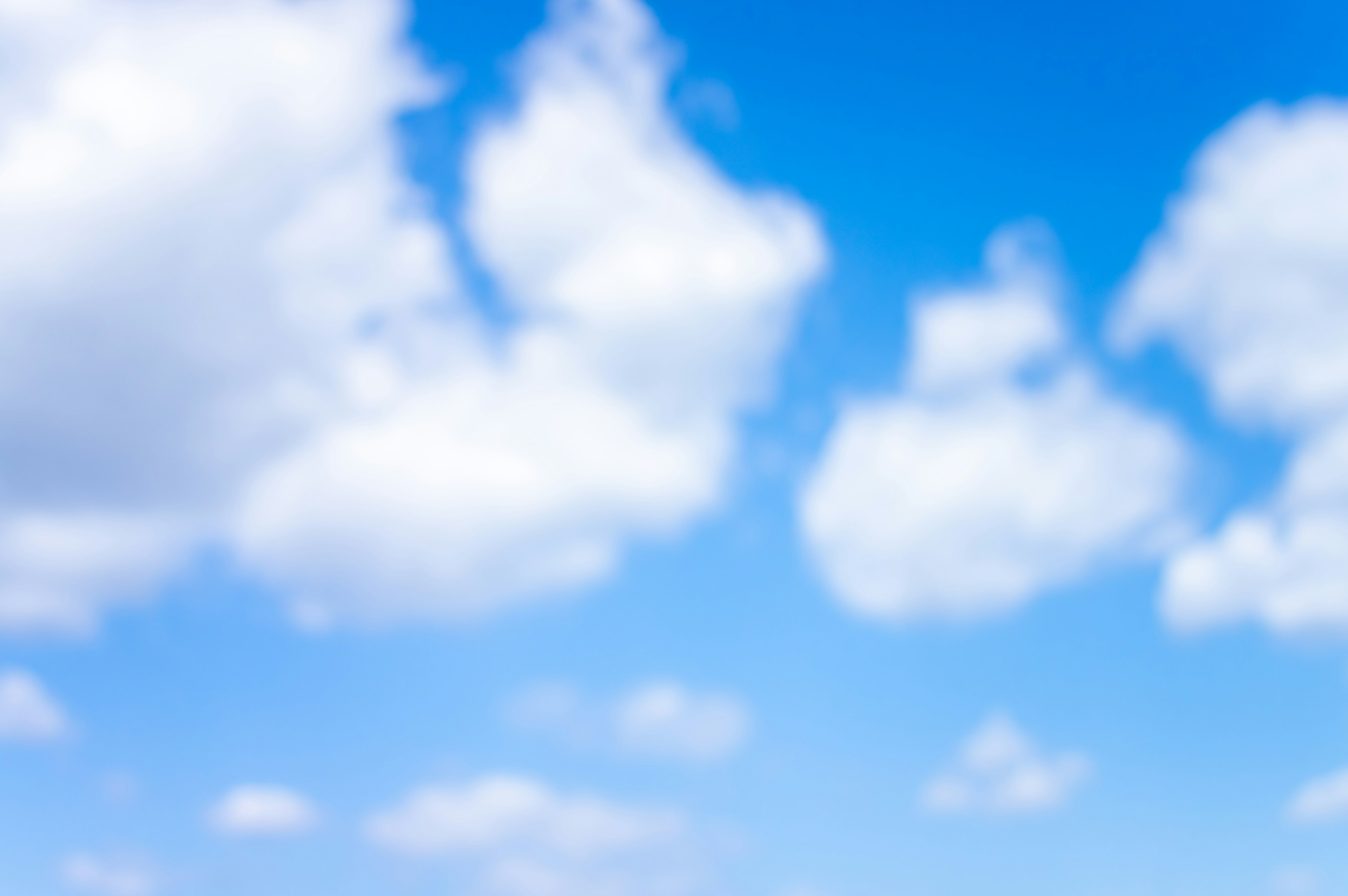 Un cielo azul brillante con nubes blancas esponjosas