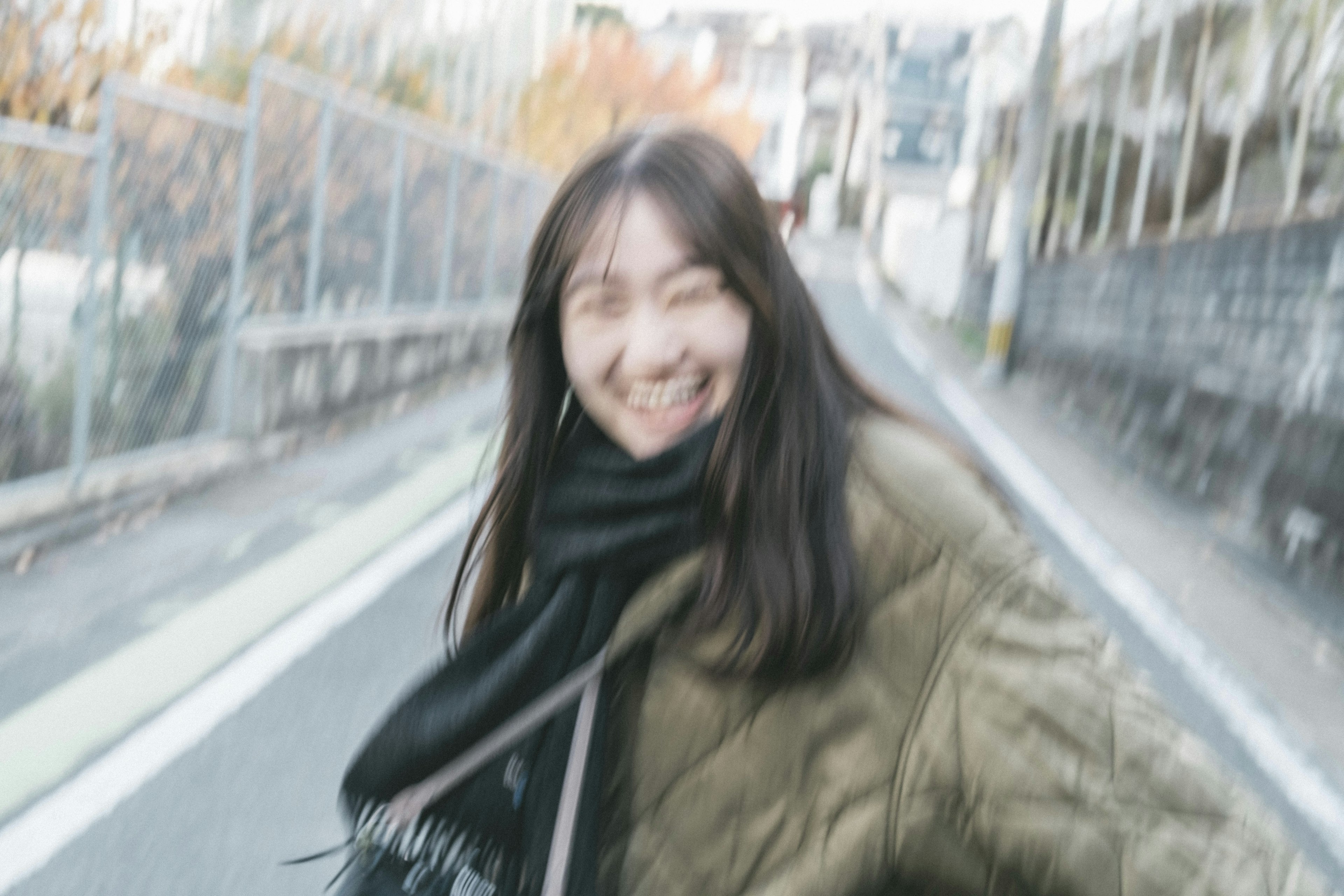 Mujer sonriente caminando por la calle