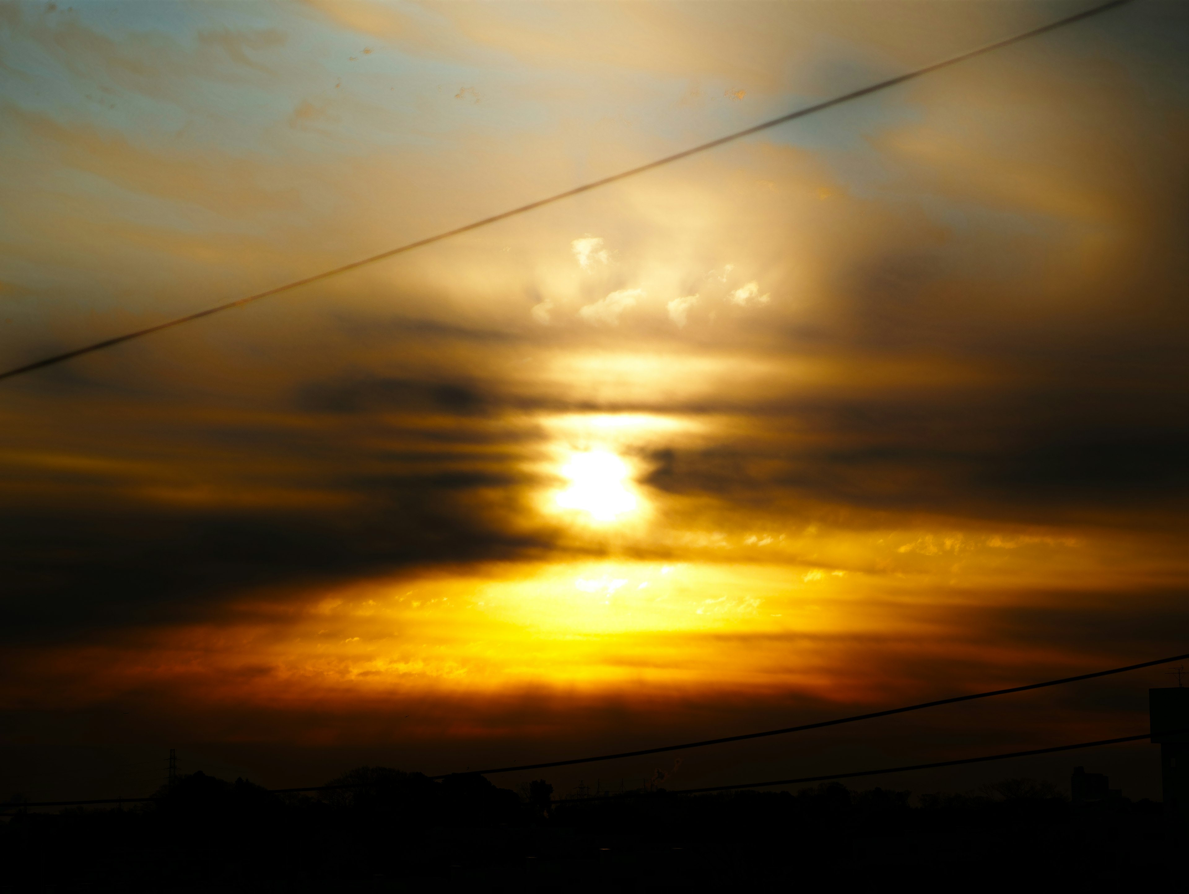 Hermoso cielo al atardecer con tonos dorados y naranjas