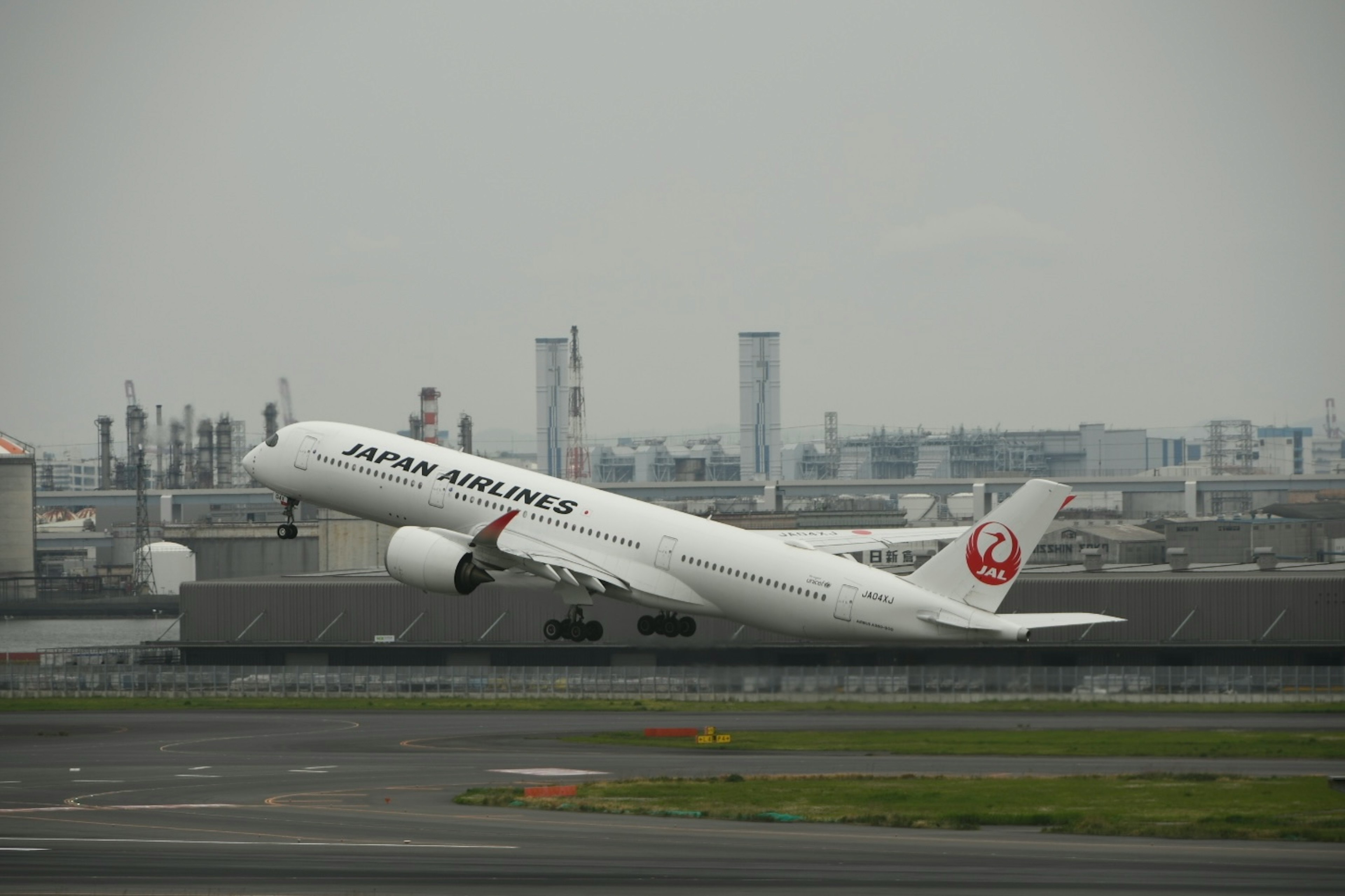 Avión de Japan Airlines despegando