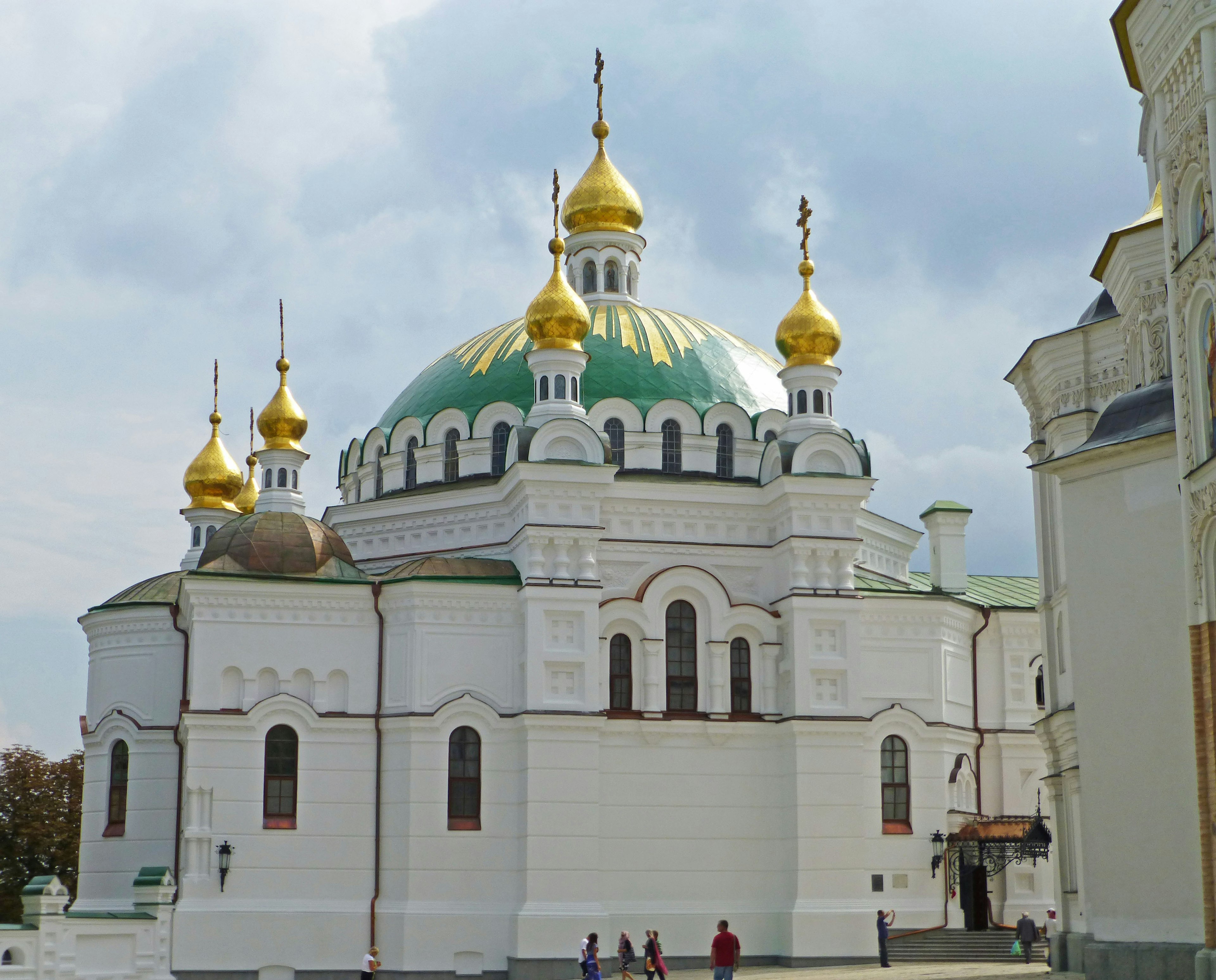 Schöne weiße Kirchenaußenansicht mit grünen und goldenen Kuppeln