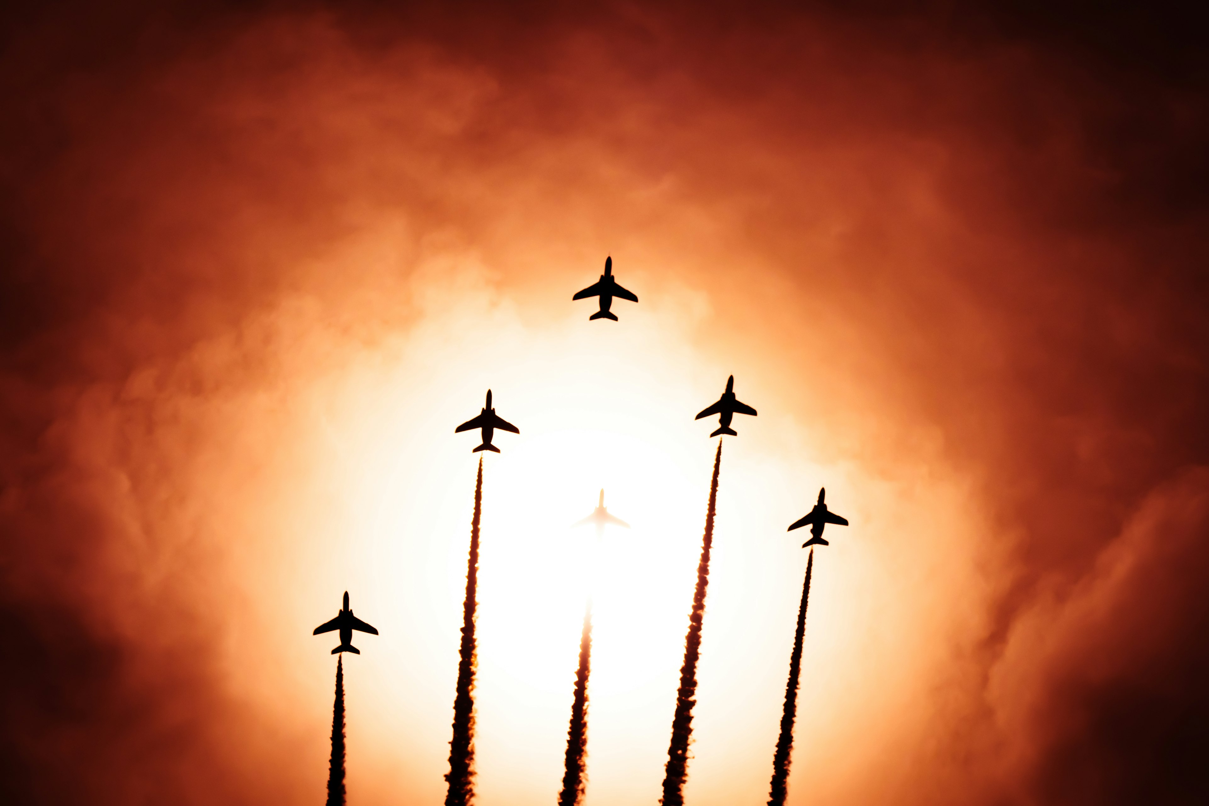 夕日に向かって飛ぶ航空機のシルエットが見える