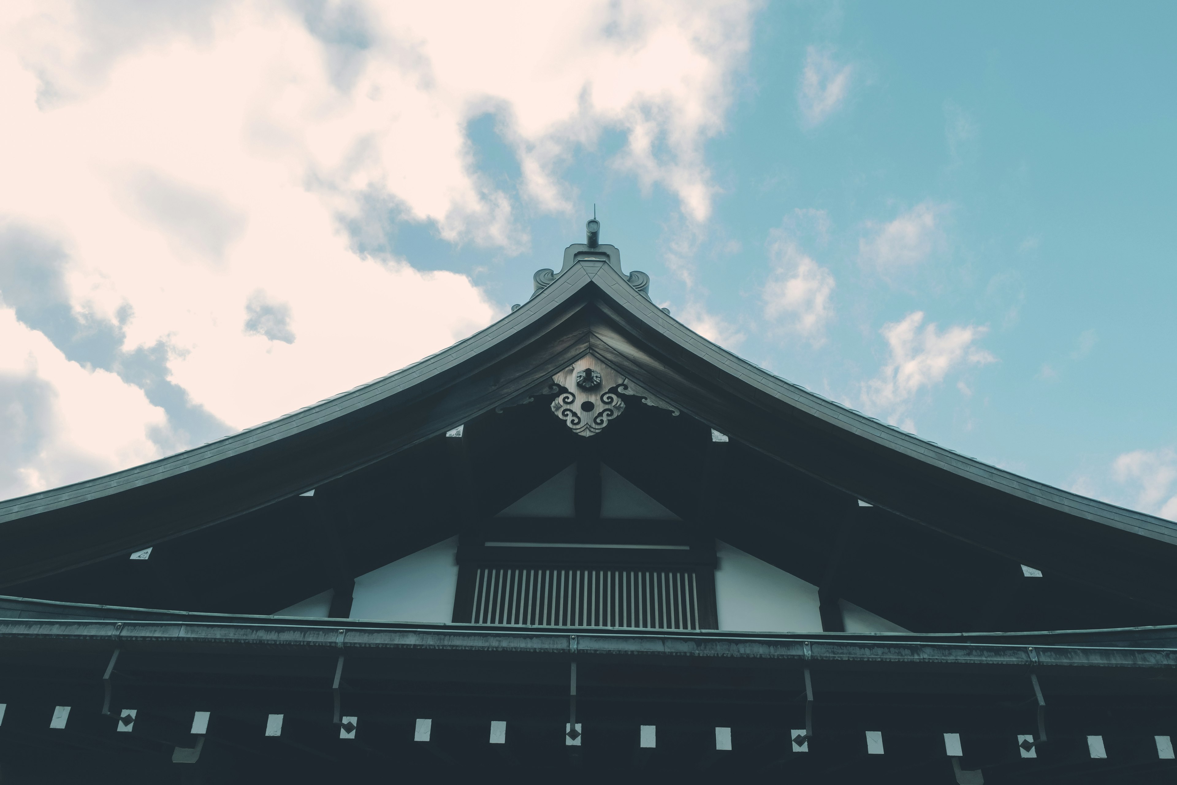 Traditionelle japanische Architektur mit eleganten Dachkurven und Verzierungen