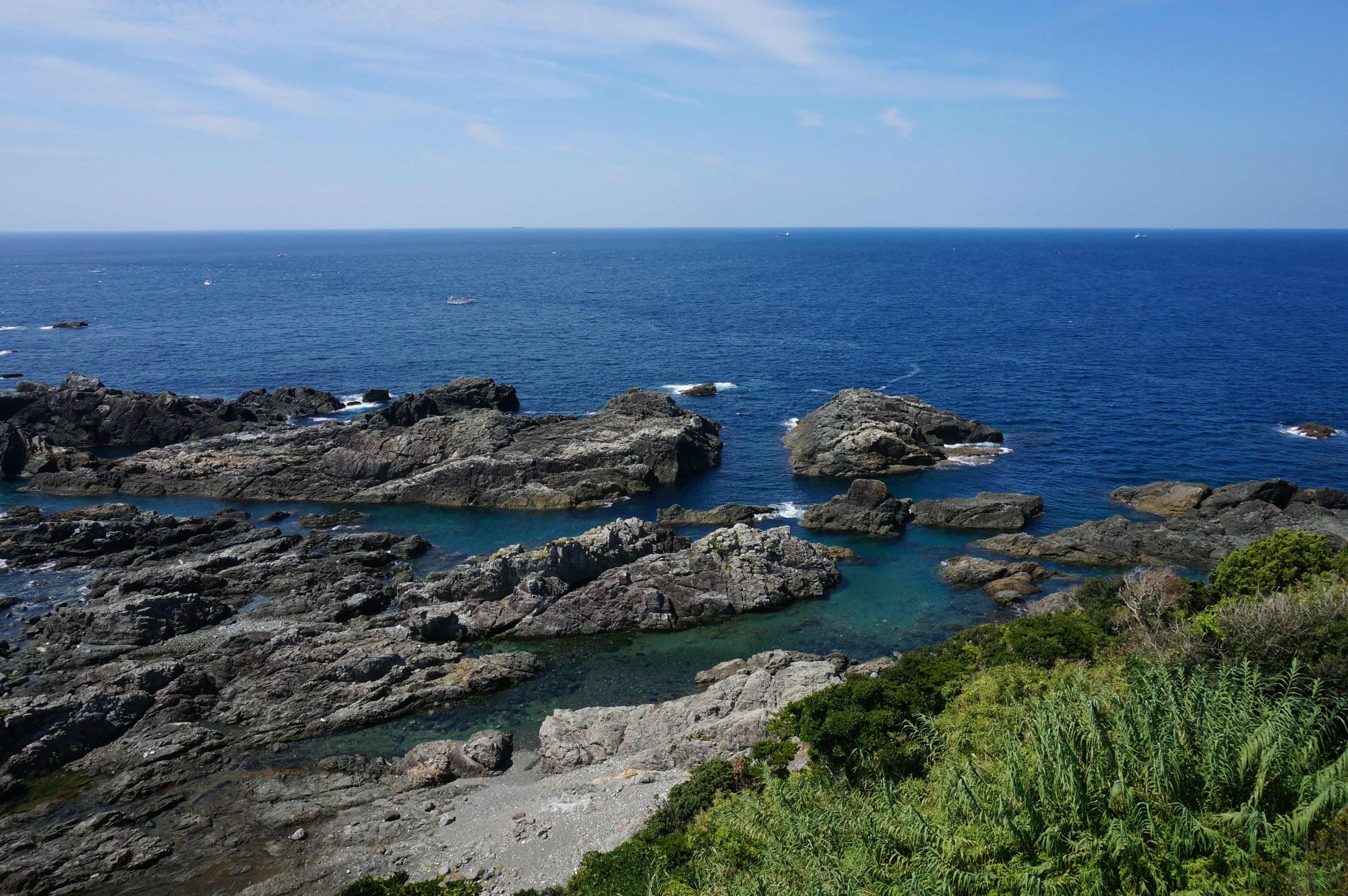 藍色海洋和岩石海岸線的風景