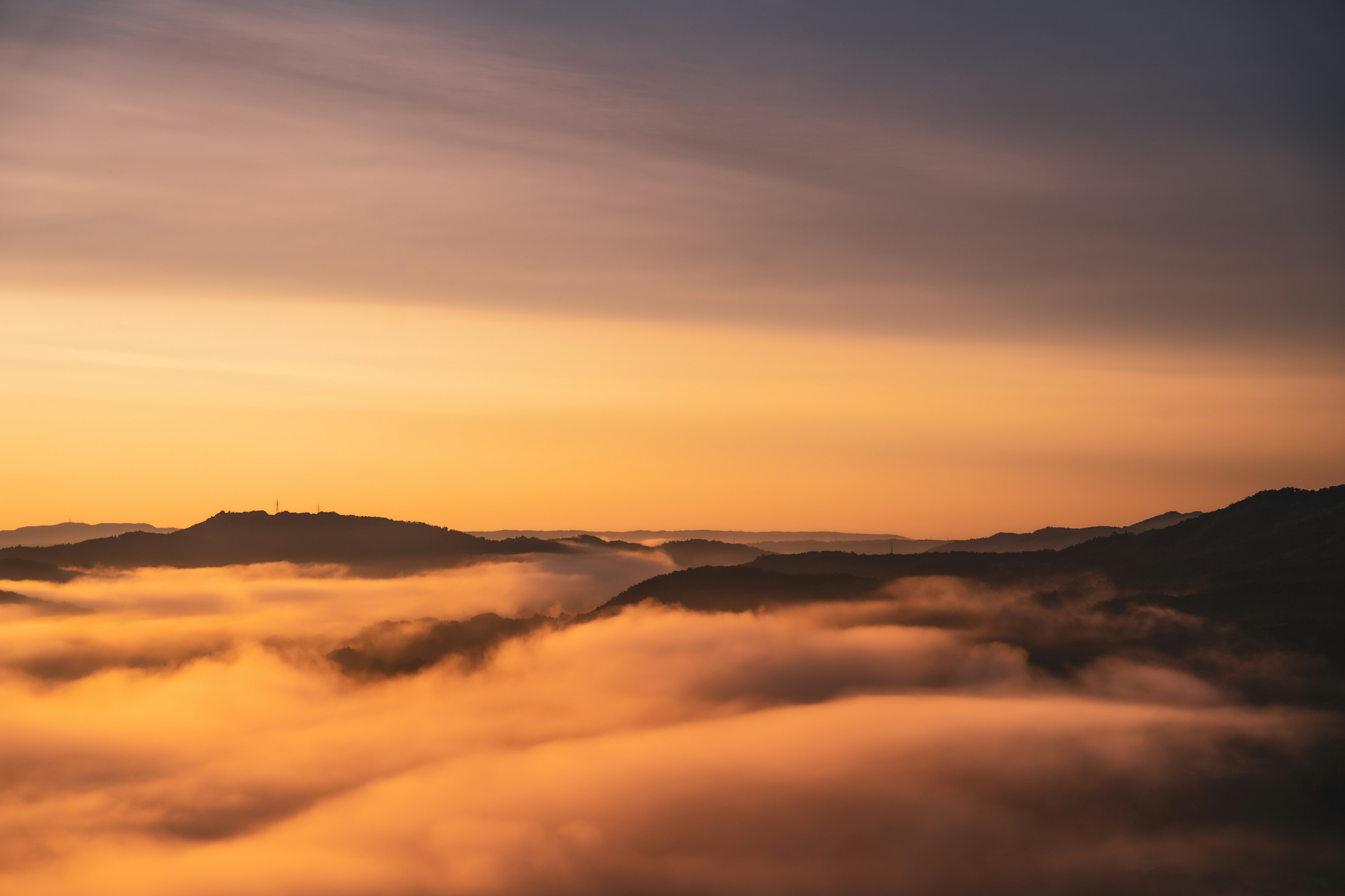 Berglandschaft mit Sonnenuntergangshimmel und Wolken