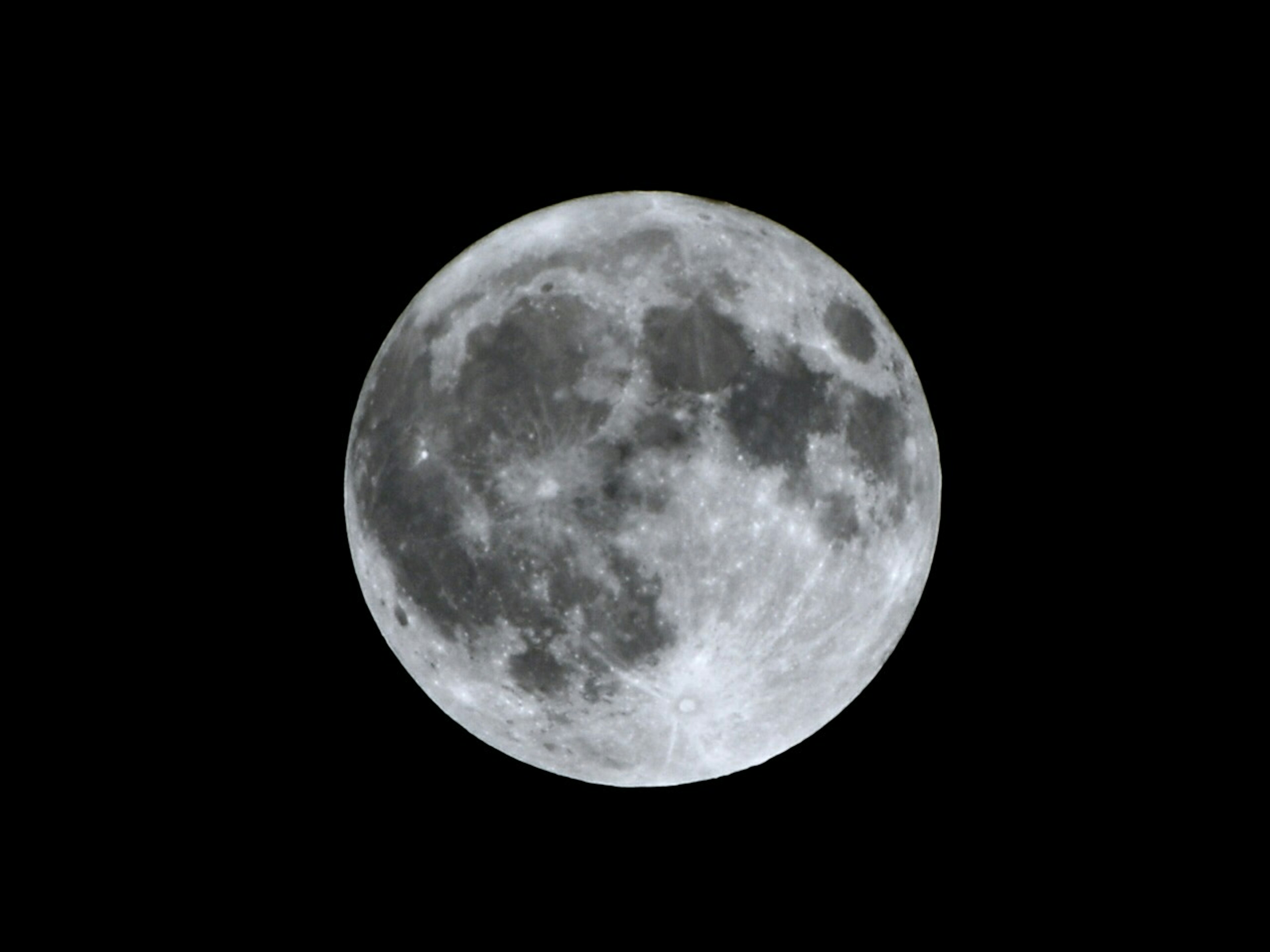 Lune pleine brillante dans le ciel nocturne