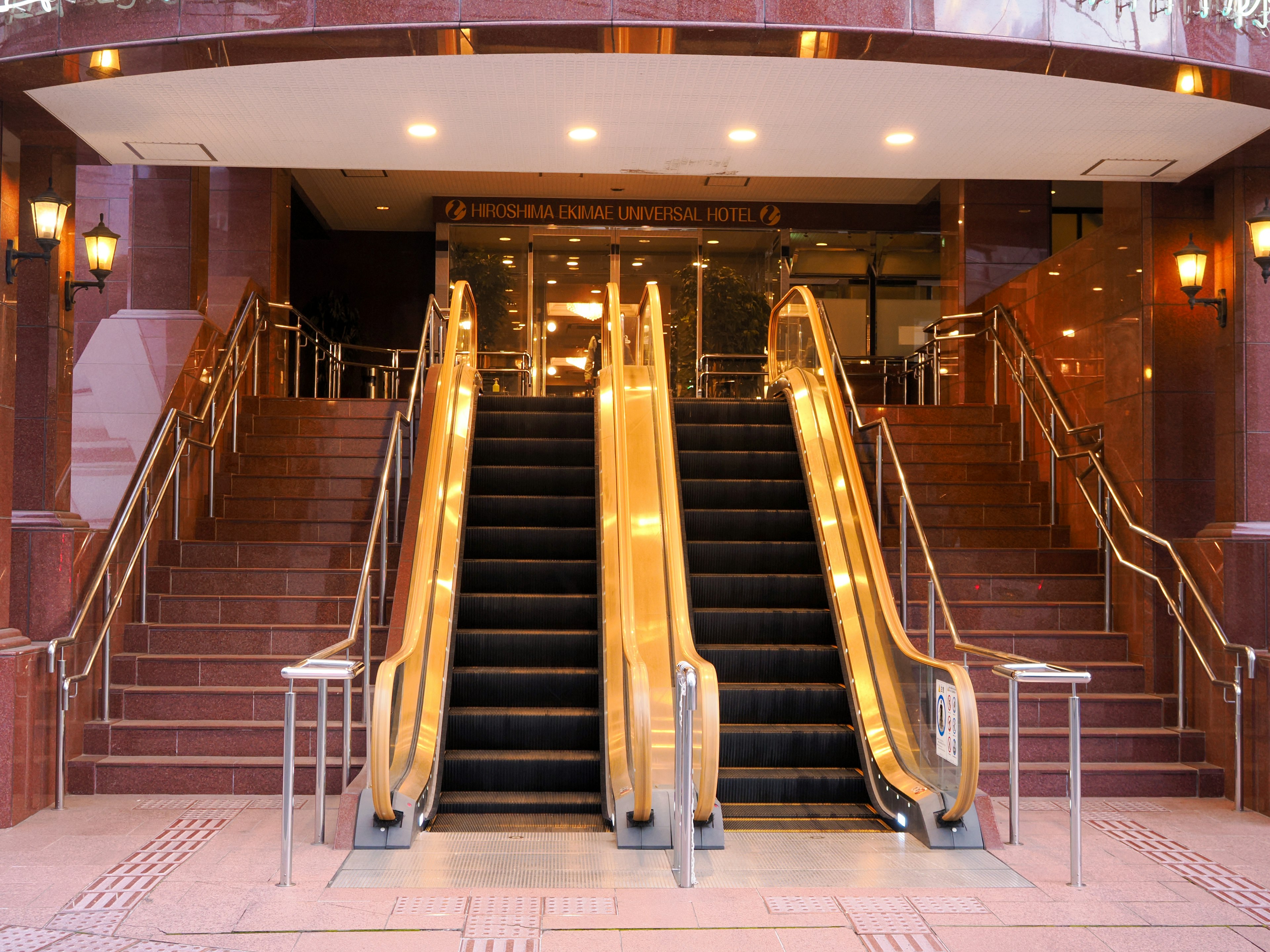 Intérieur d'une entrée de bâtiment commercial avec des escalators