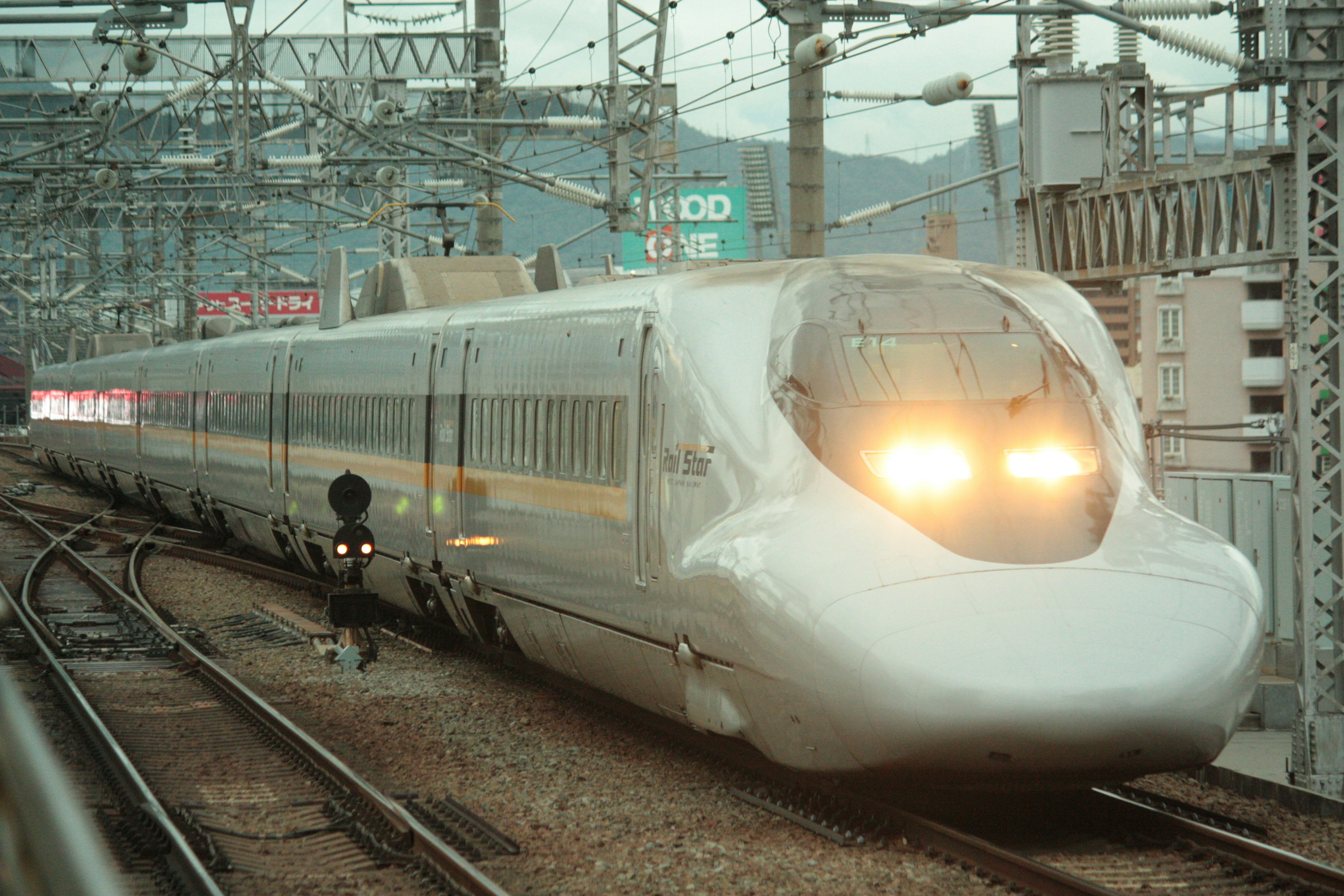 Shinkansen-Hochgeschwindigkeitszug nähert sich dem Bahnhof