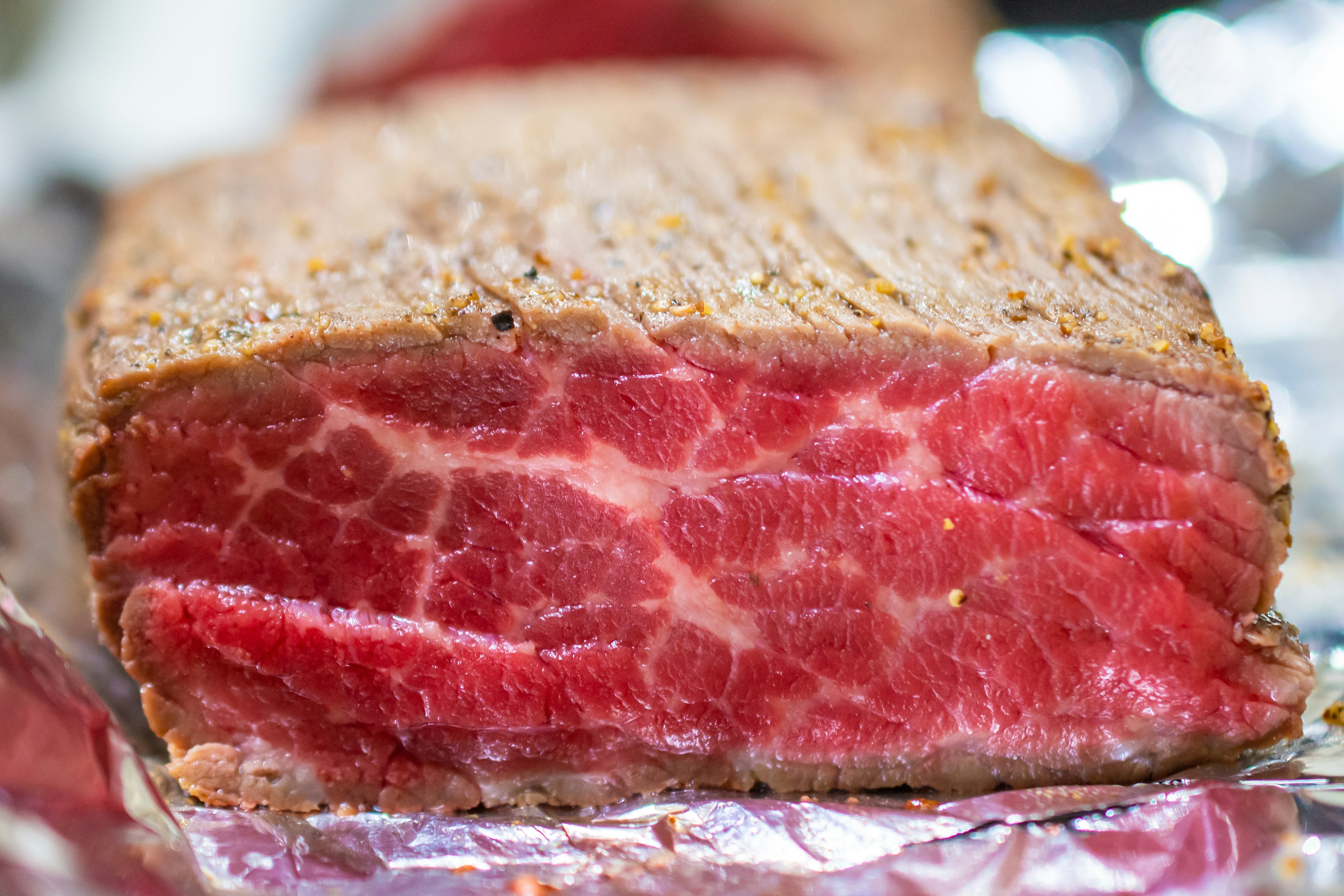 Carne rossa vibrante visibile in una sezione tagliata di un pezzo