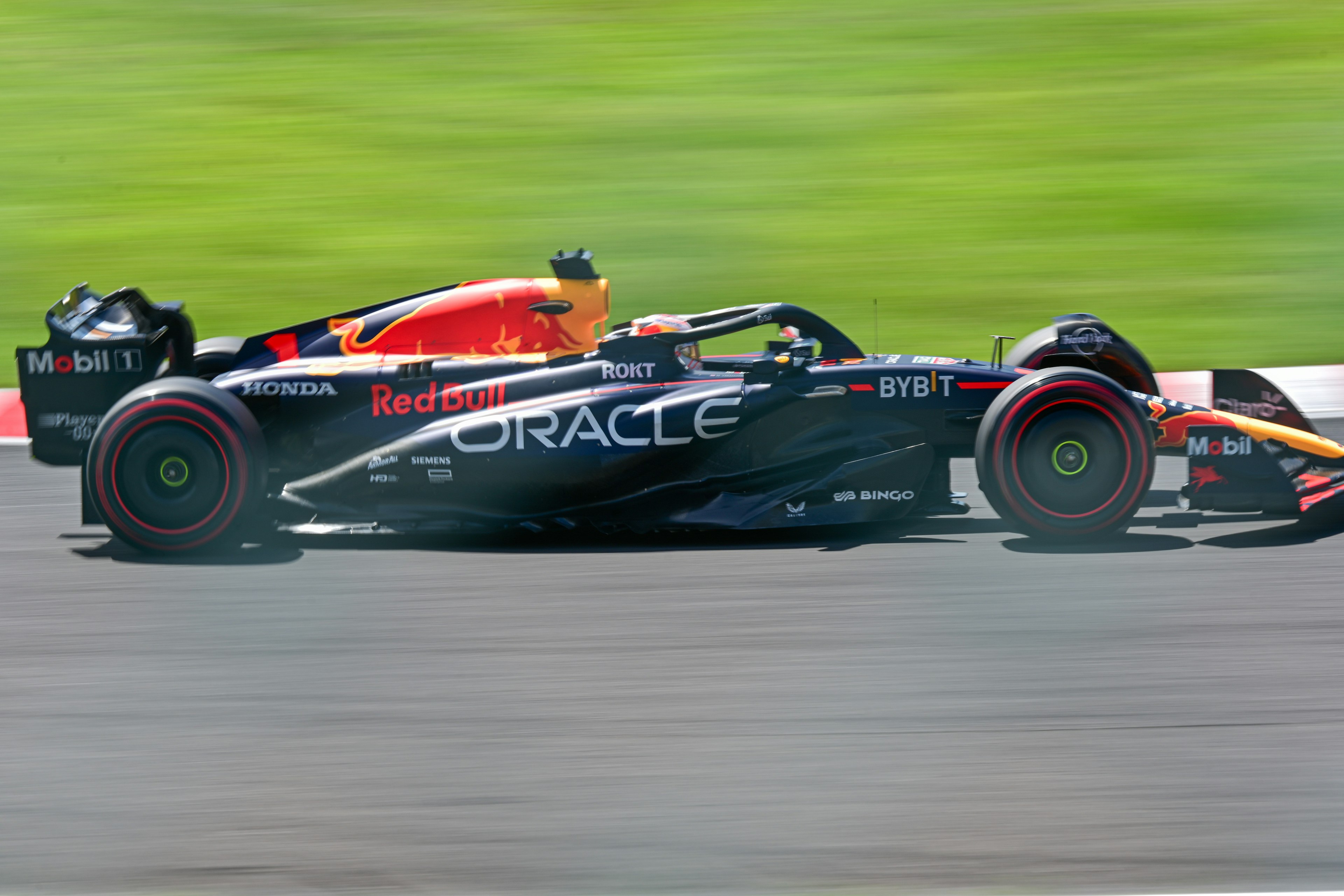 Oracle racing car overtaking another car during an F1 race