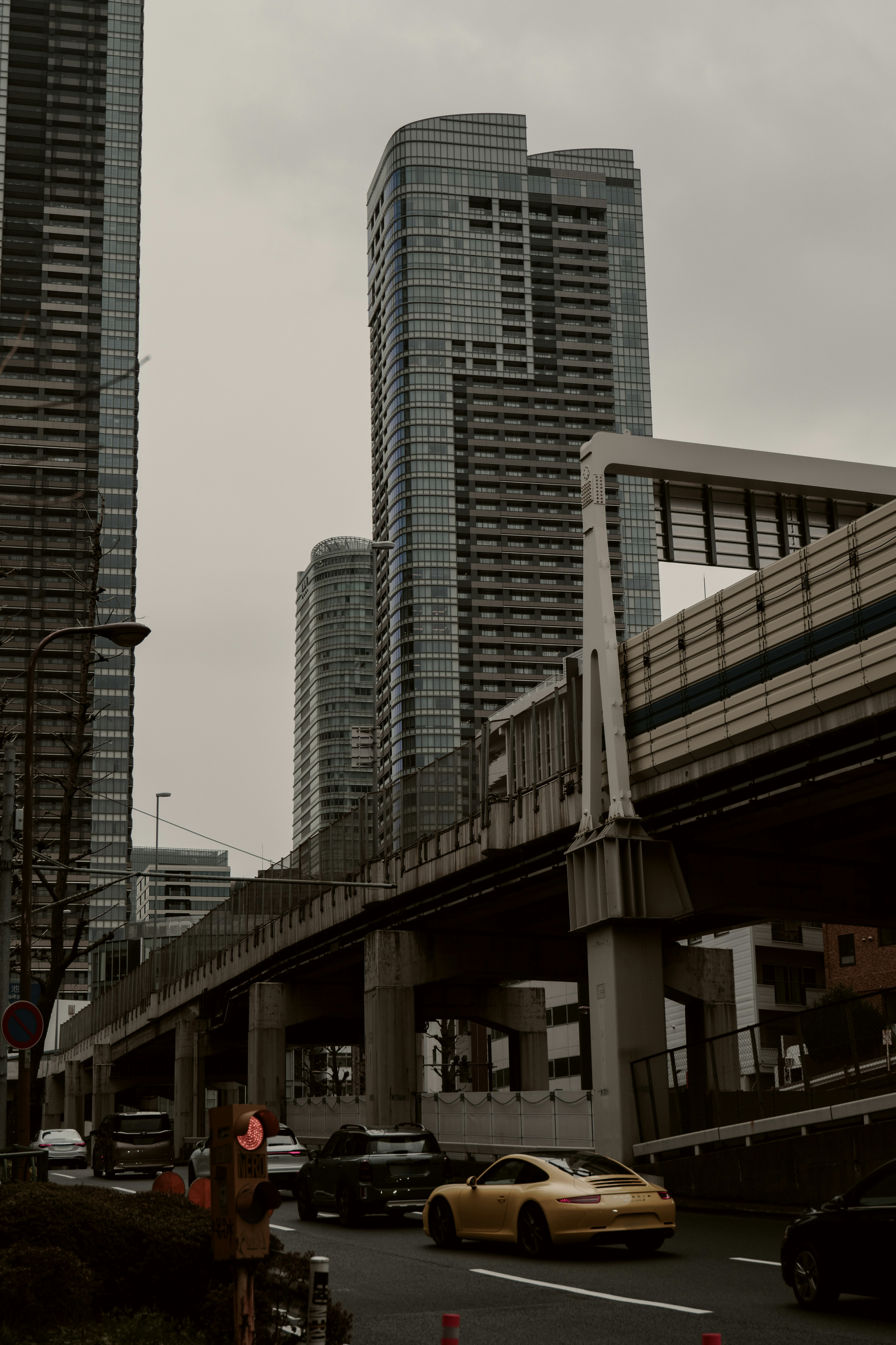 Paysage urbain avec des gratte-ciel et un monorail surélevé