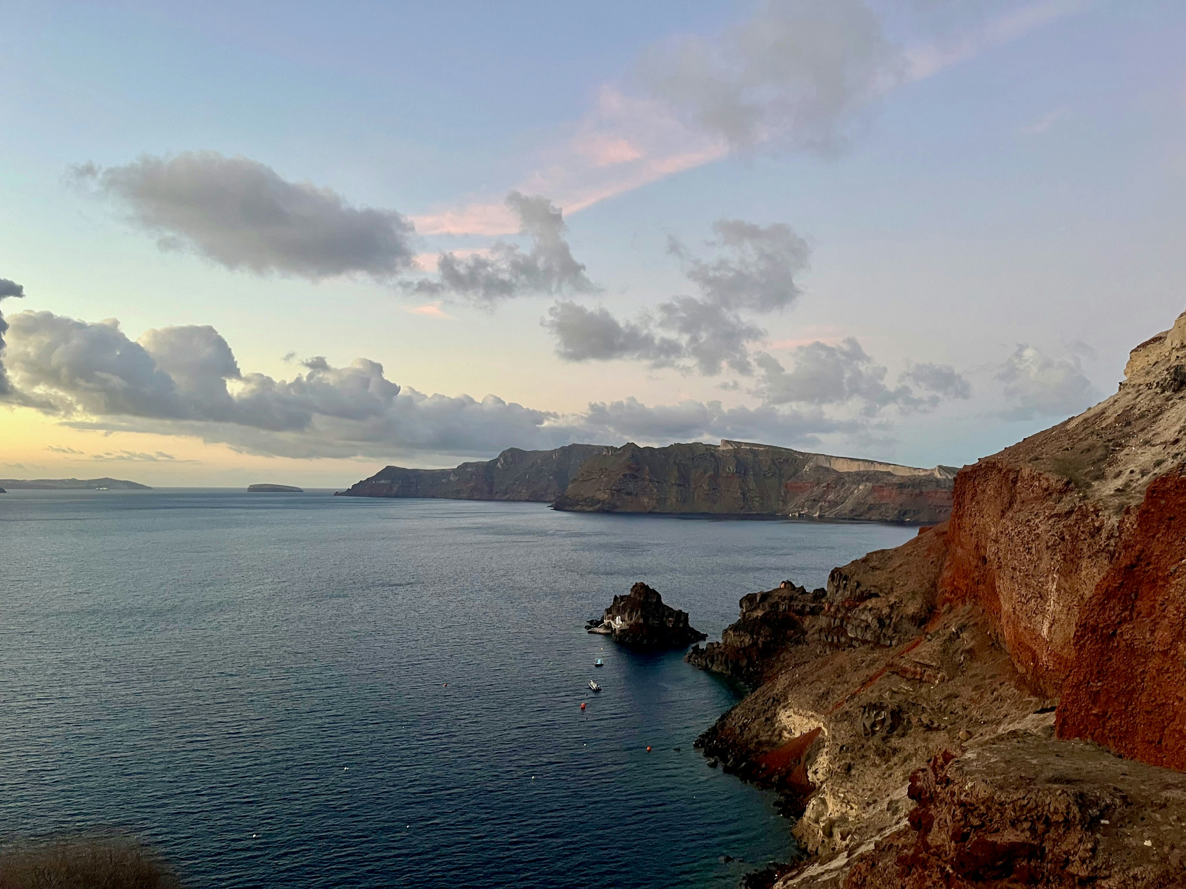 Vista escénica de Santorini con acantilados costeros y aguas tranquilas