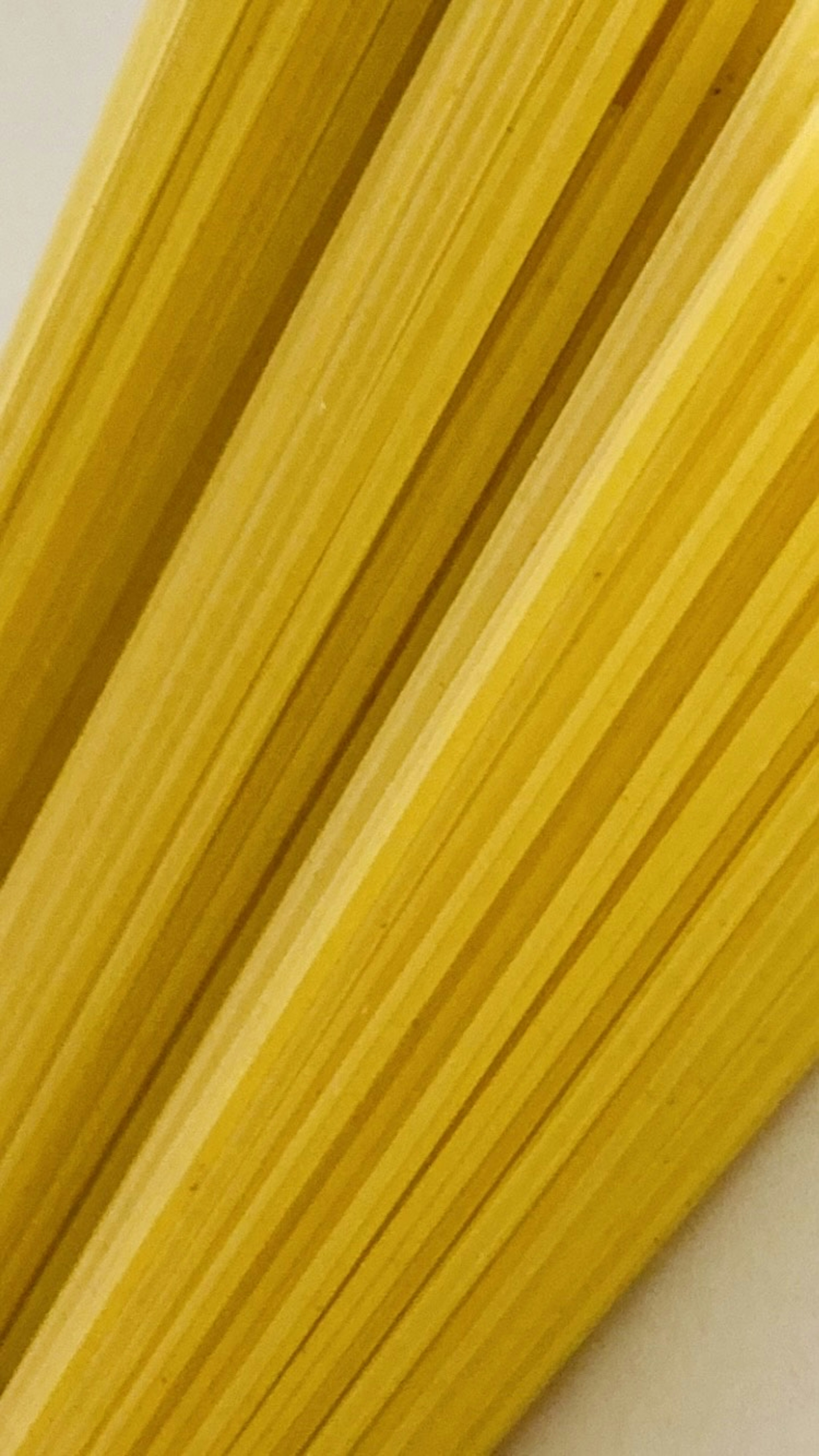 Ein Bündel gelber Spaghetti diagonal angeordnet