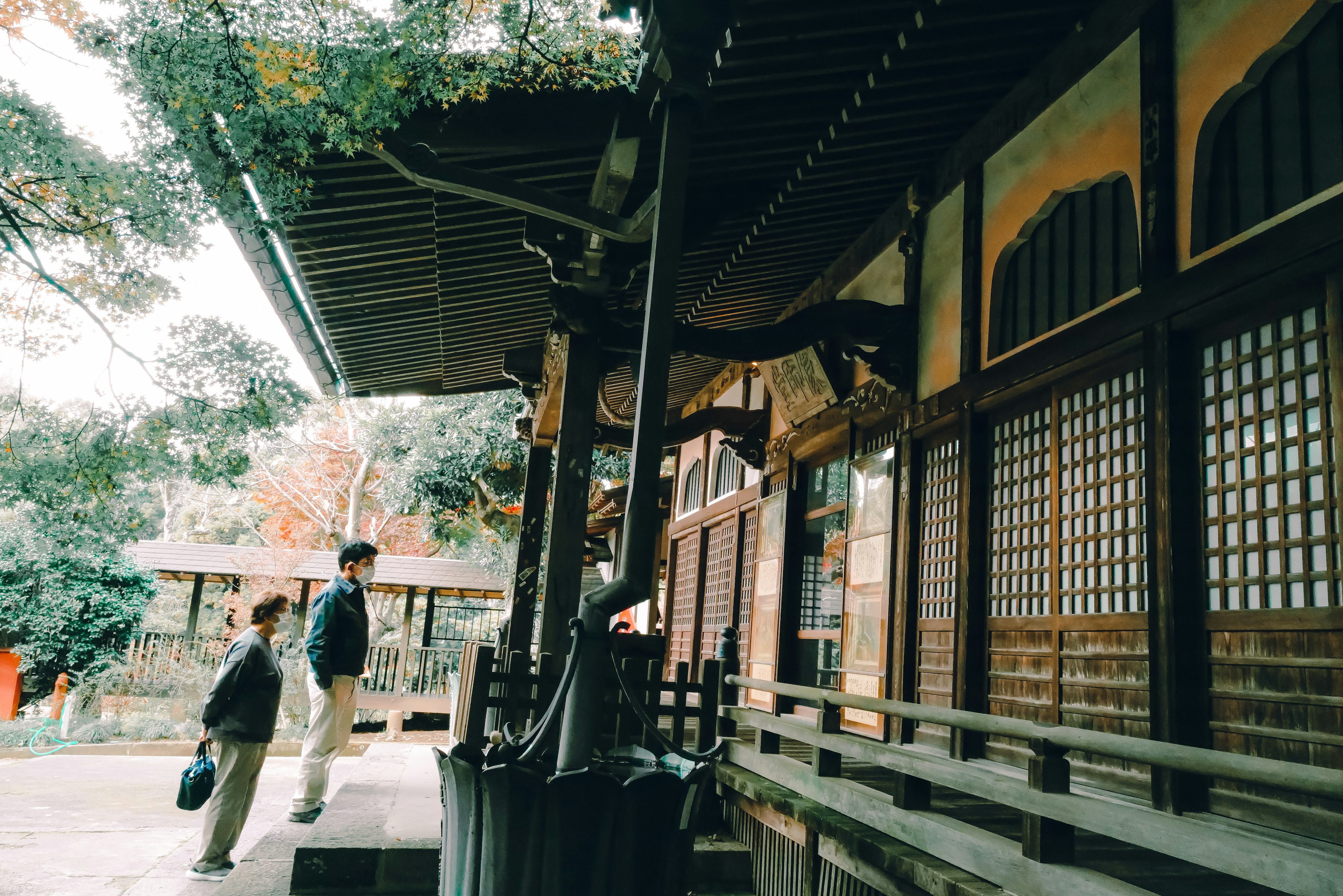 Traditionelles japanisches Gebäude mit Besuchern und Grünflächen