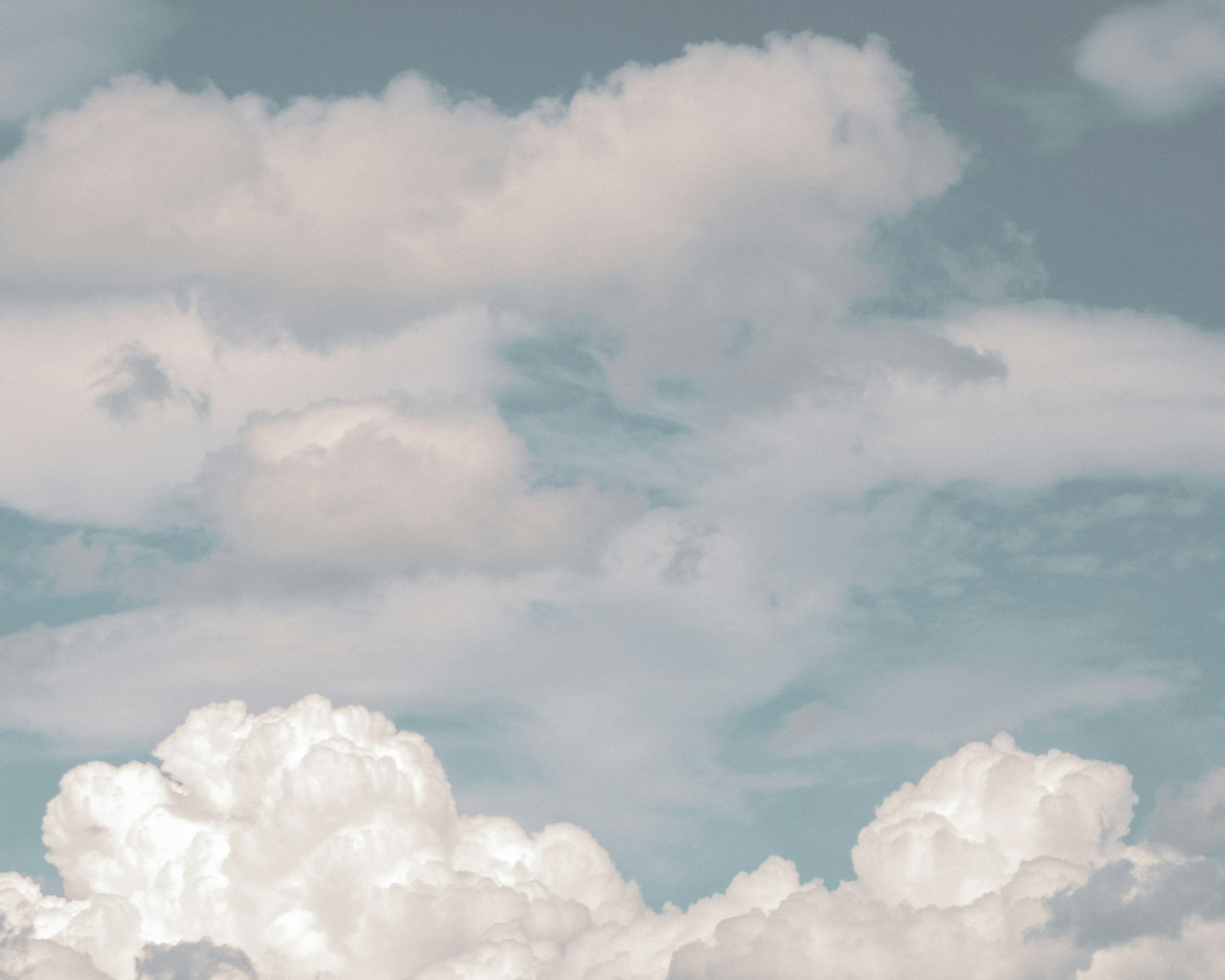 Flauschige weiße Wolken vor einem blauen Himmel