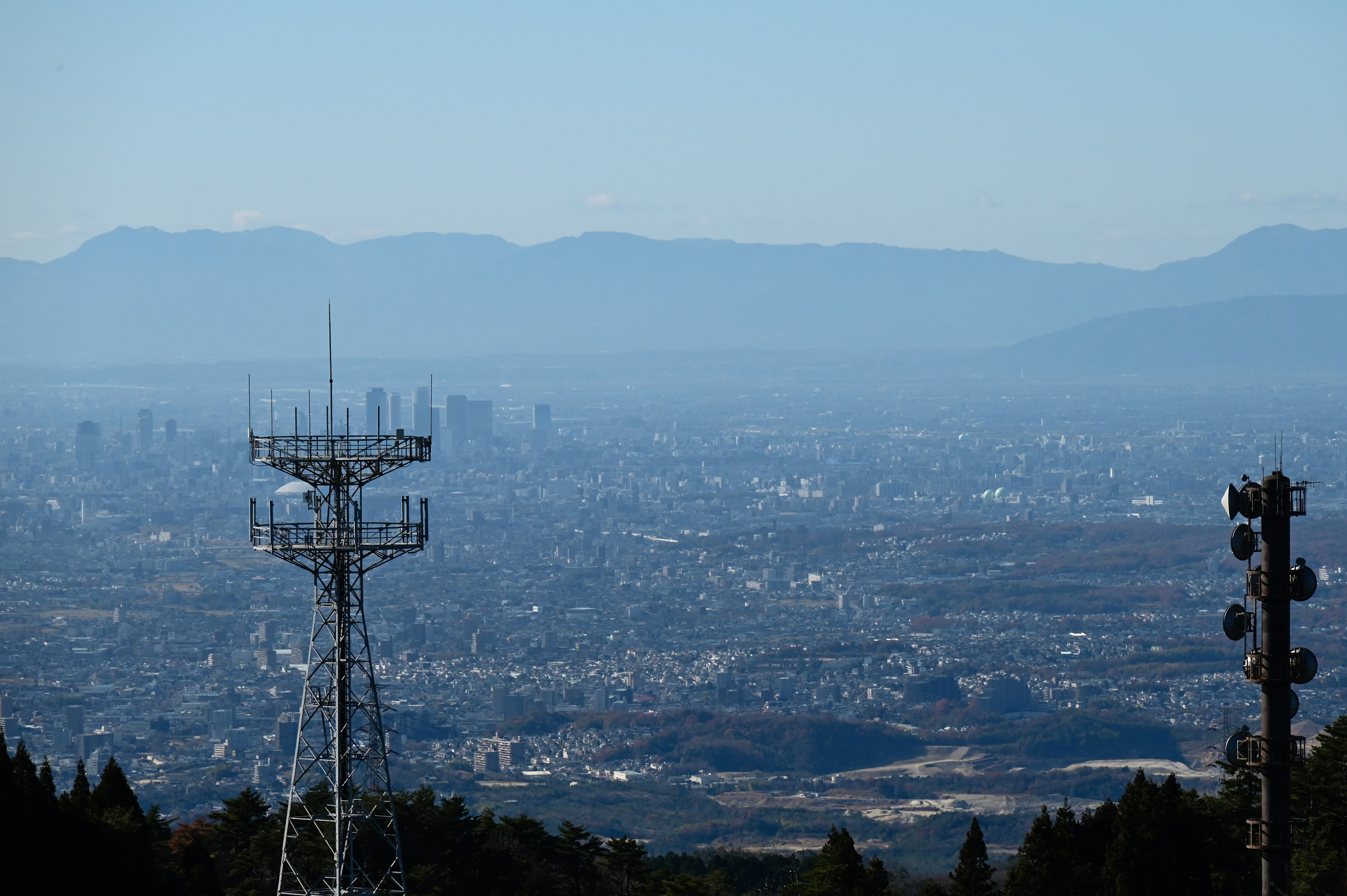 Vista della città da una montagna con torre di comunicazione