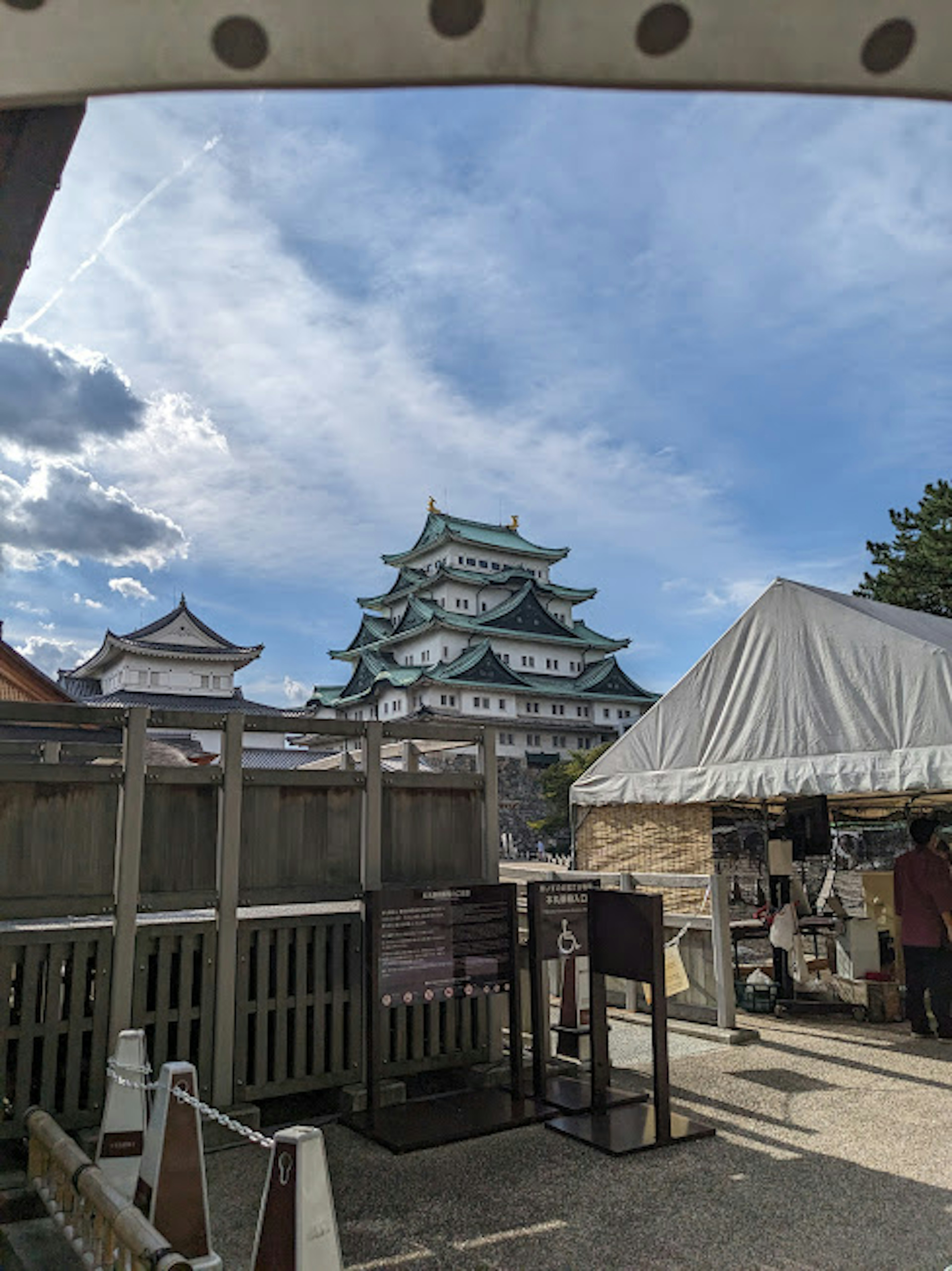 名古屋城の美しい外観を背景にした風景