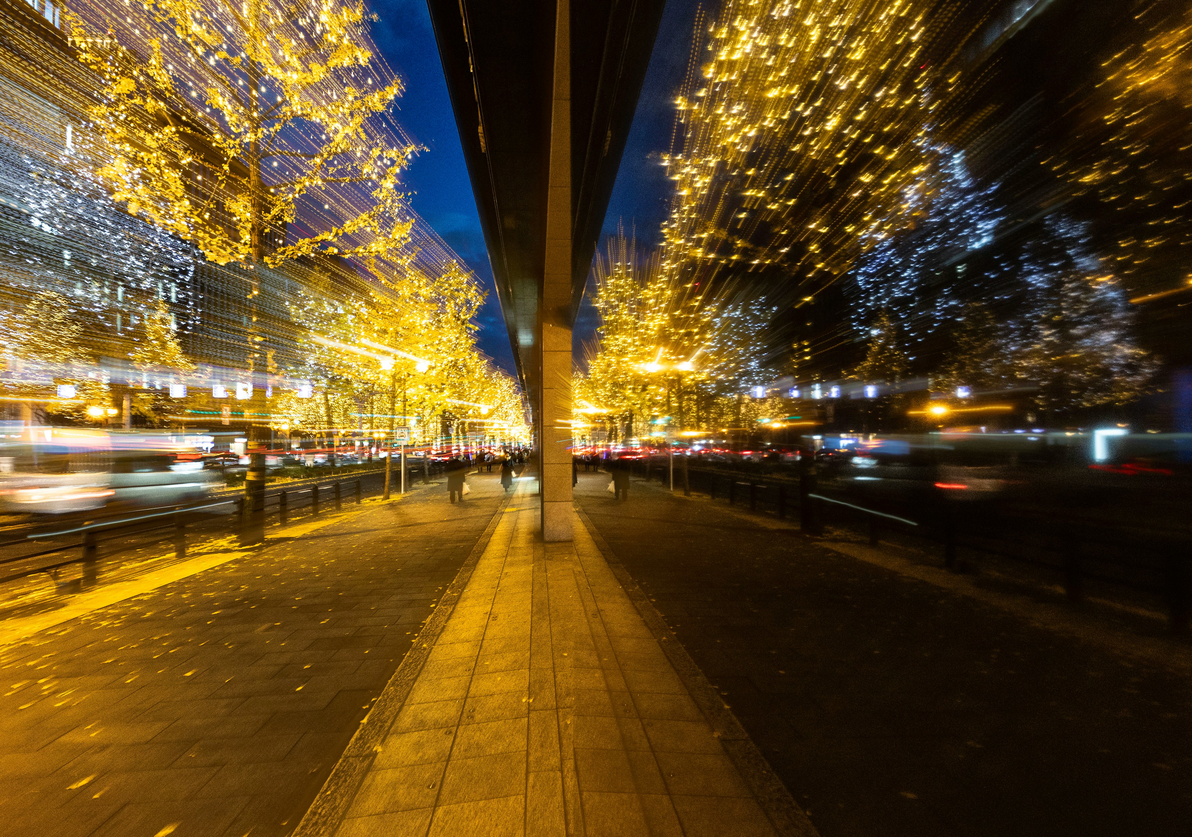 Rue de la ville illuminée par des lumières la nuit avec du trafic flou