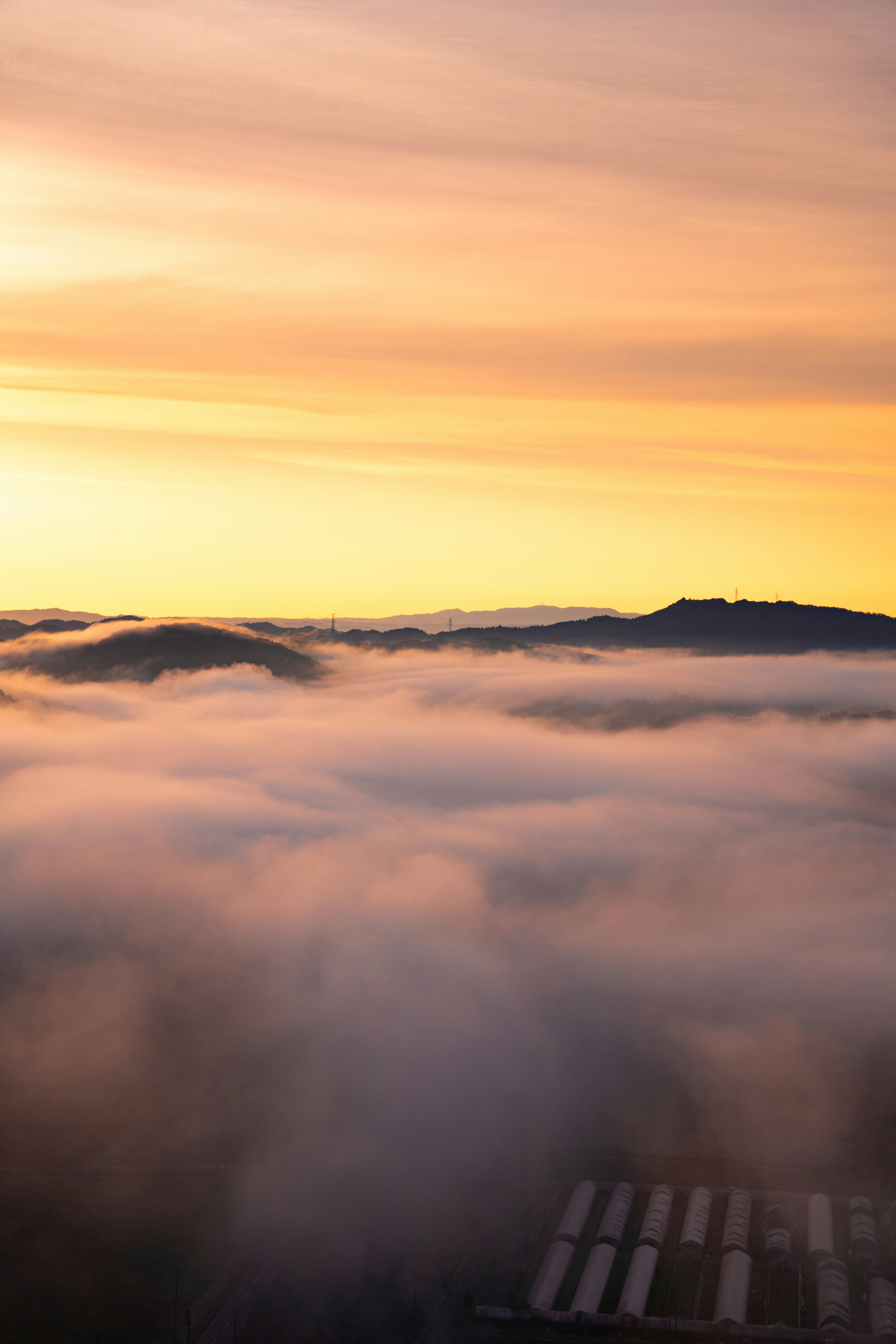 Wolkenmeer bei Sonnenuntergang mit Bergsilhouette