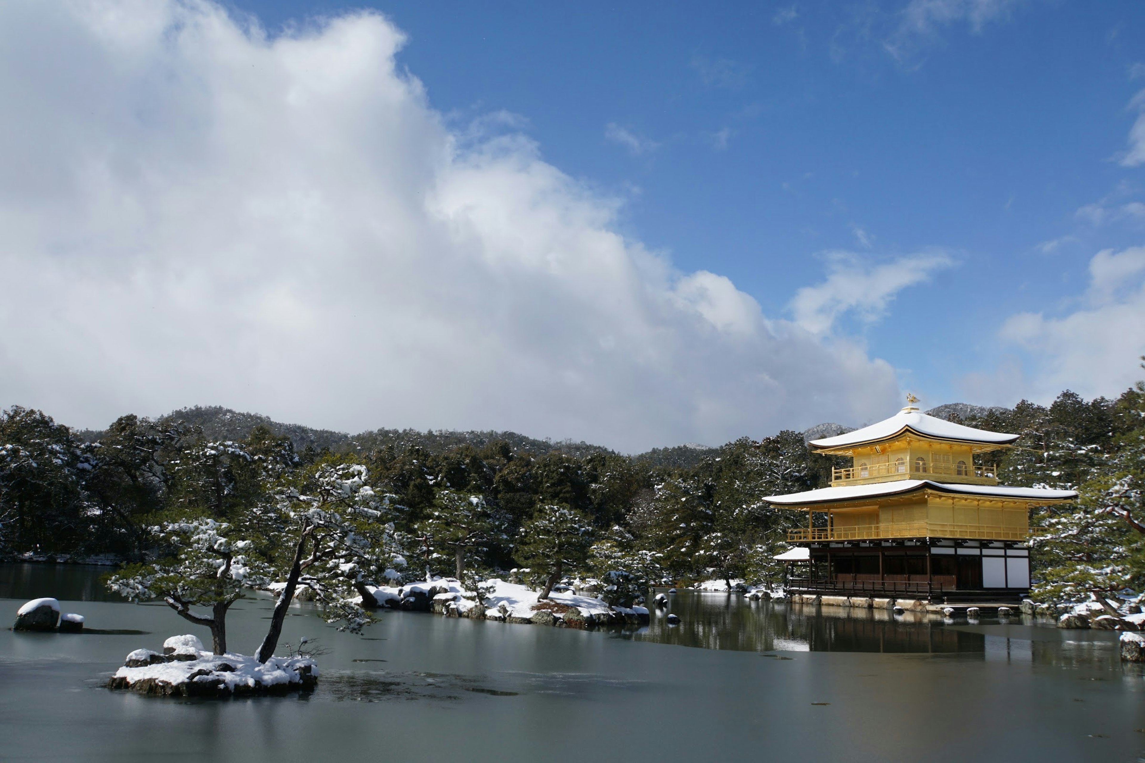 Pemandangan indah Kinkaku-ji yang tertutup salju