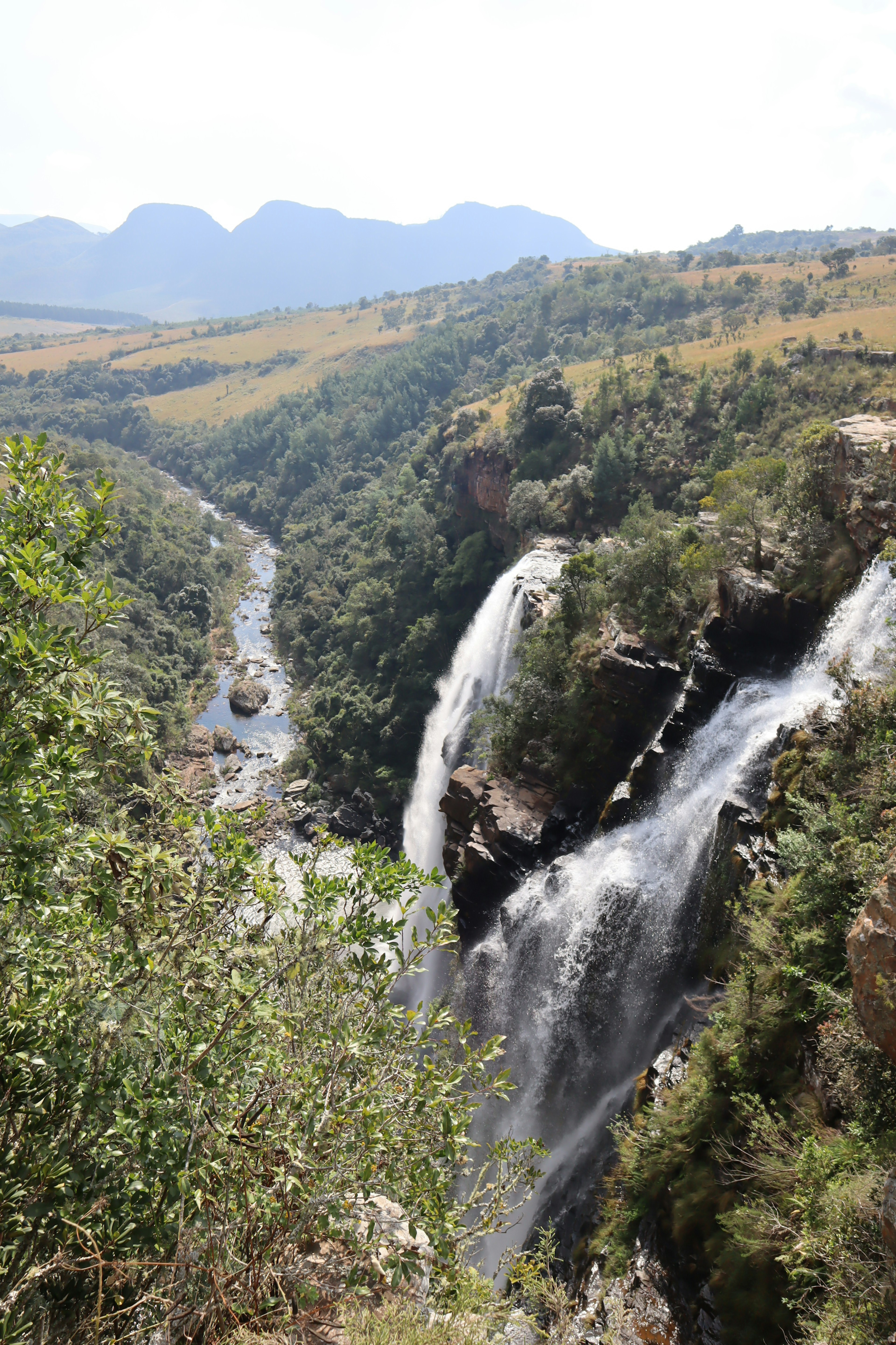 Schöner Wasserfall, der in ein grünes Tal stürzt