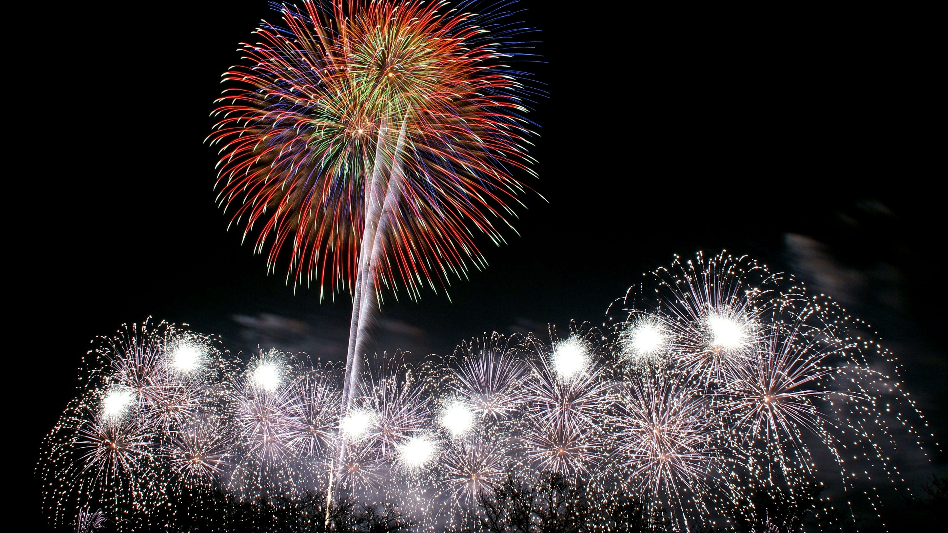 Des feux d'artifice colorés éclatant dans le ciel nocturne